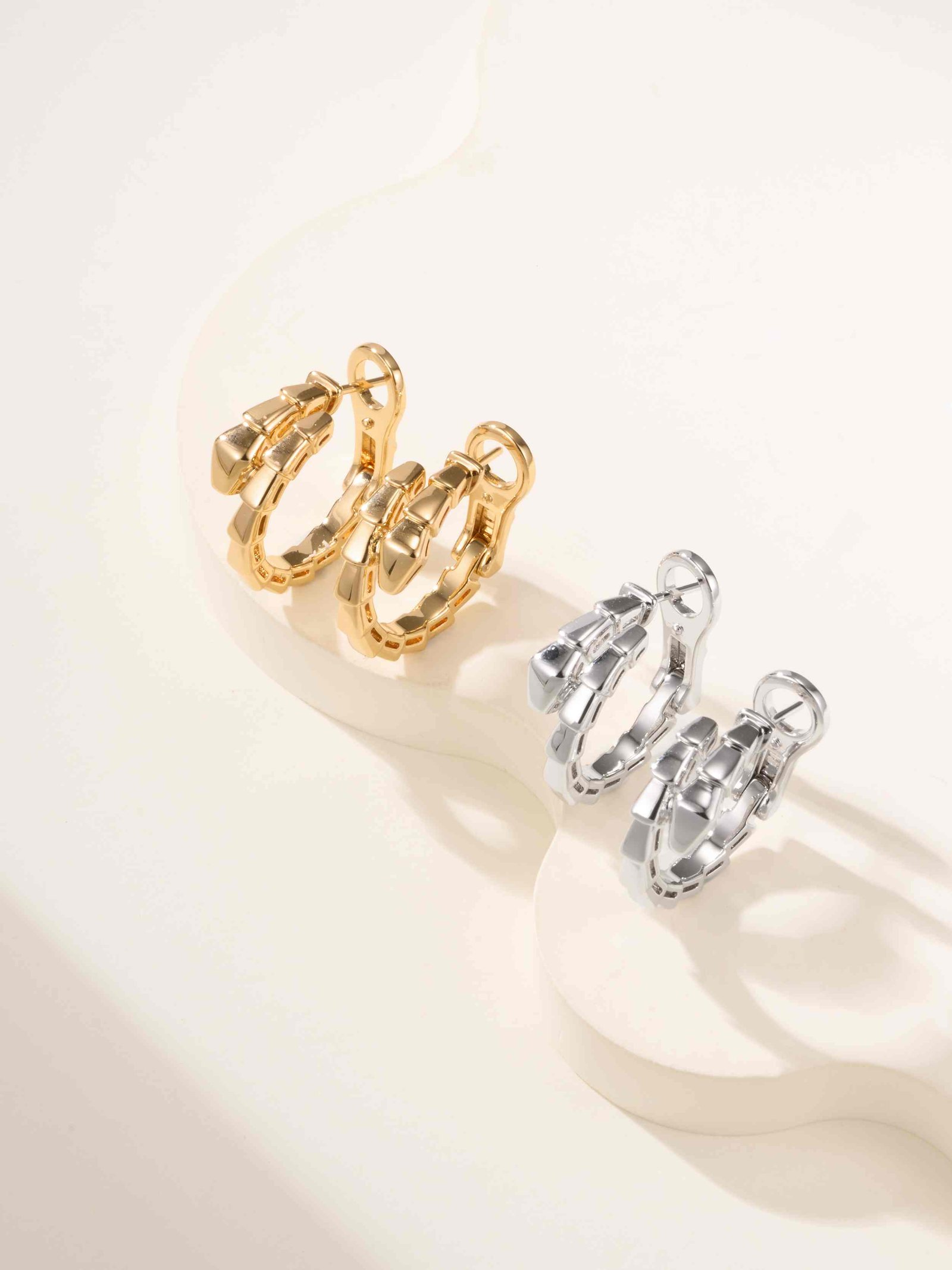 SERPENTI VIPER series snake bone diamond free earrings