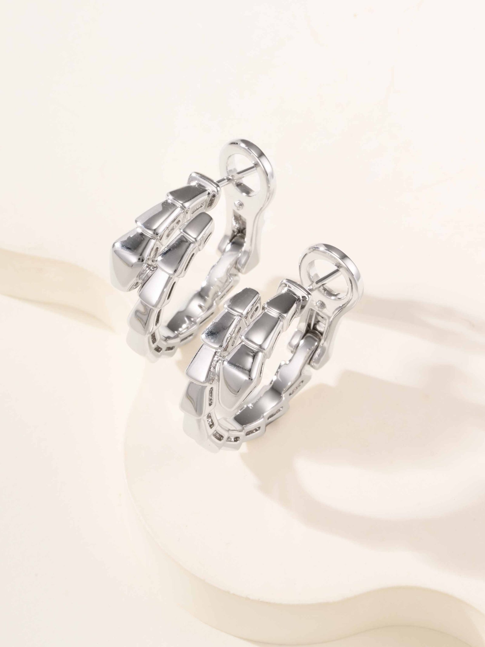 SERPENTI VIPER series snake bone diamond free earrings - Image 4