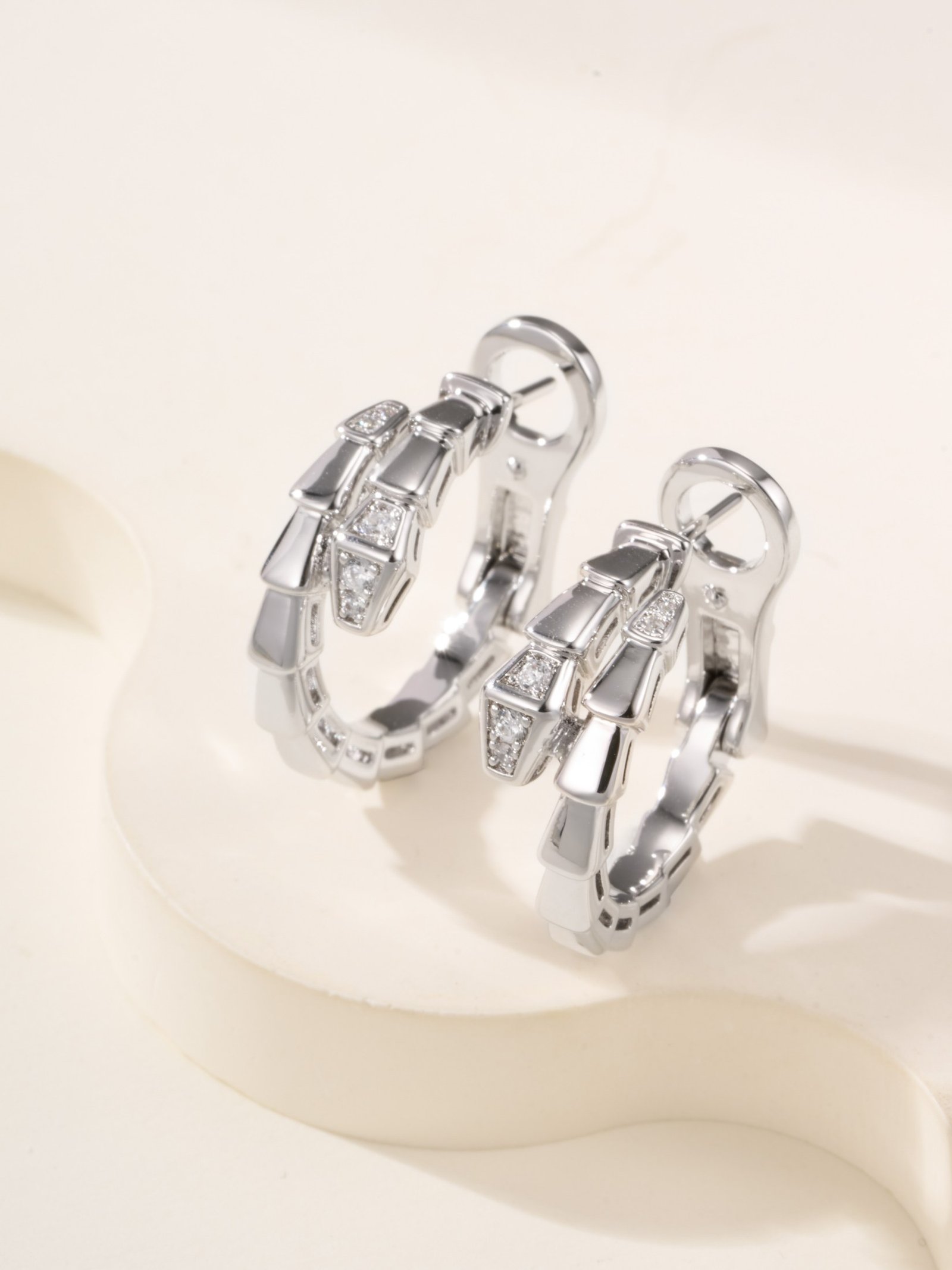 SERPENTI VIPER series snake bone tail diamond earrings - 图片 2