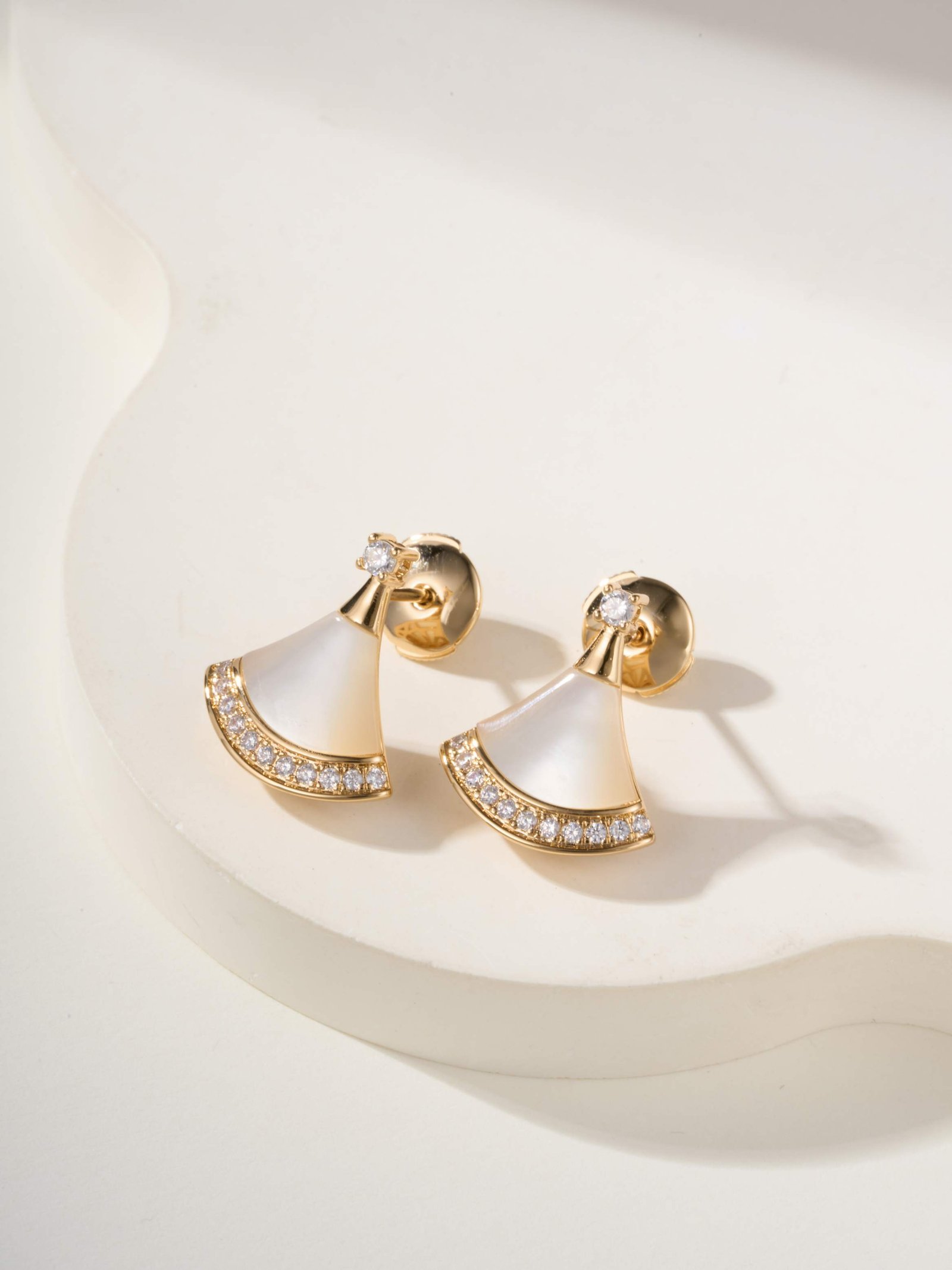New version of small fan diamond studded earrings - 图片 3