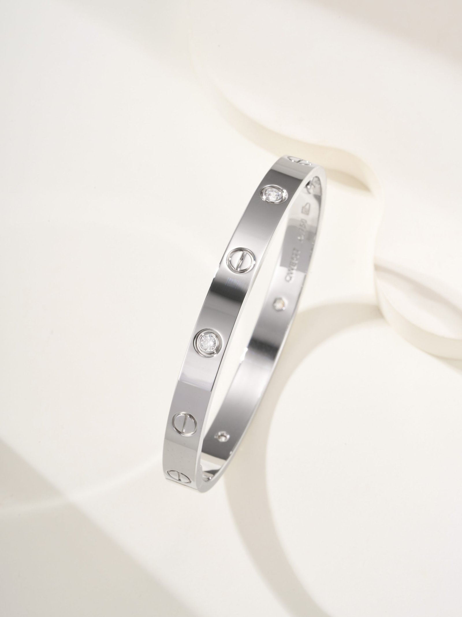 Classic LOVE Series Wide Four Diamond Bracelet - 图片 3