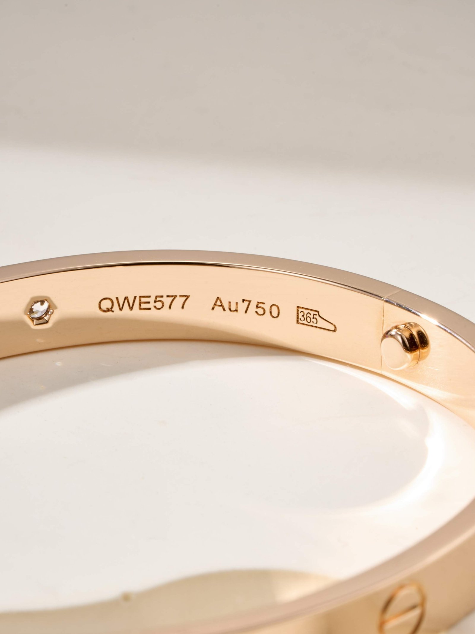 Classic LOVE Series Wide Four Diamond Bracelet - 图片 5