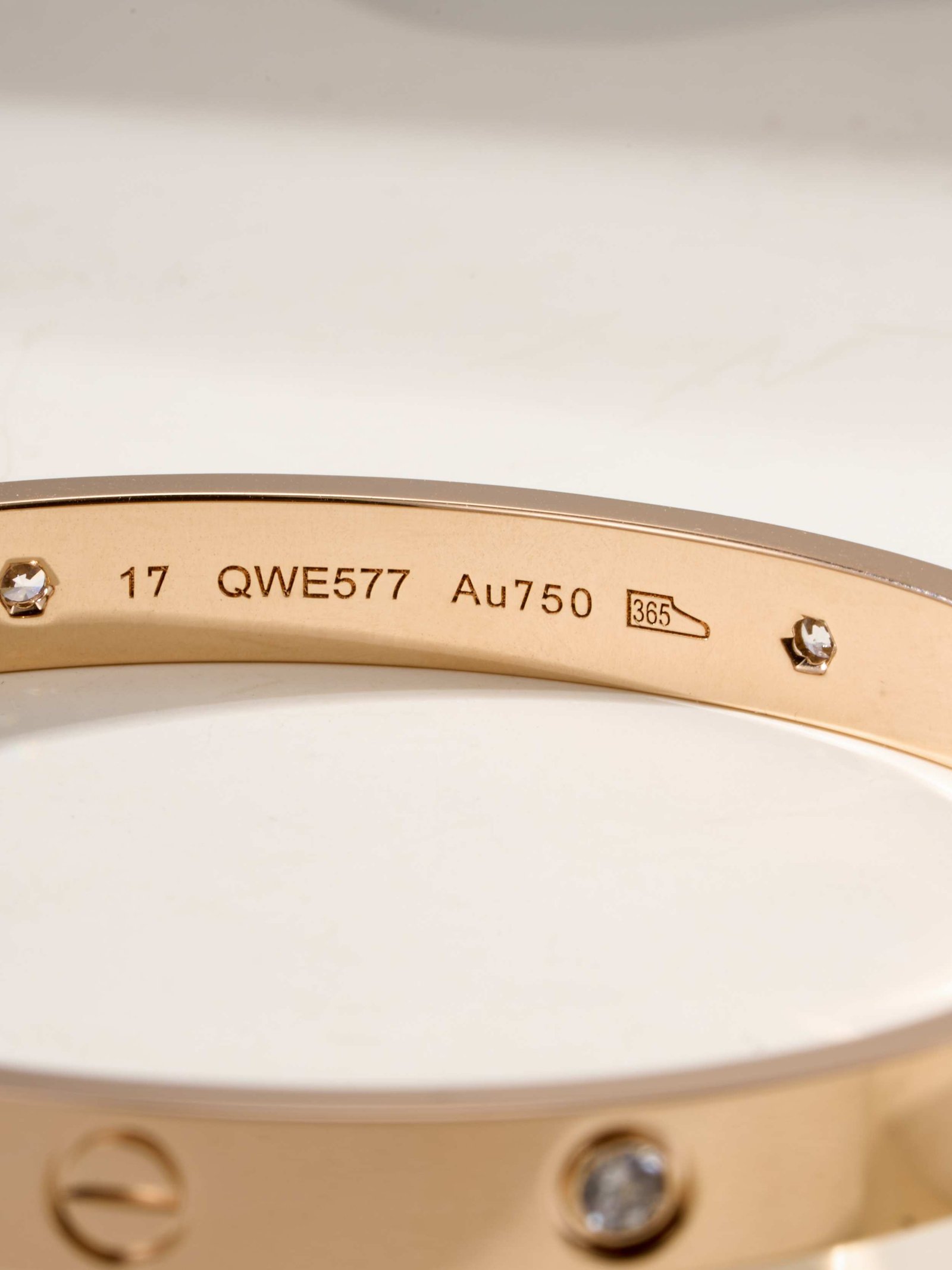 Classic LOVE Series Wide Four Diamond Bracelet - 图片 7