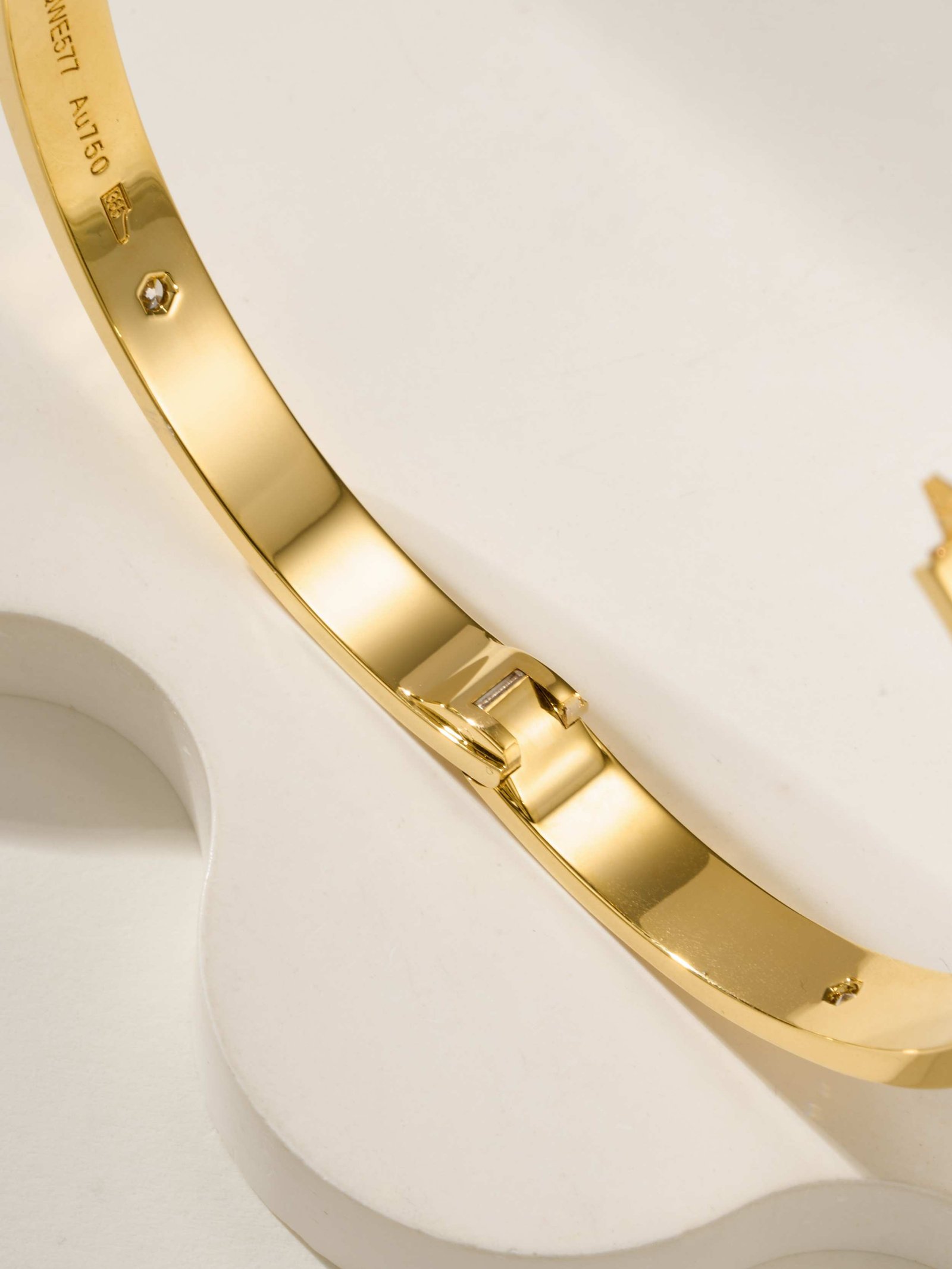 Classic LOVE Series Wide Four Diamond Bracelet - 图片 9