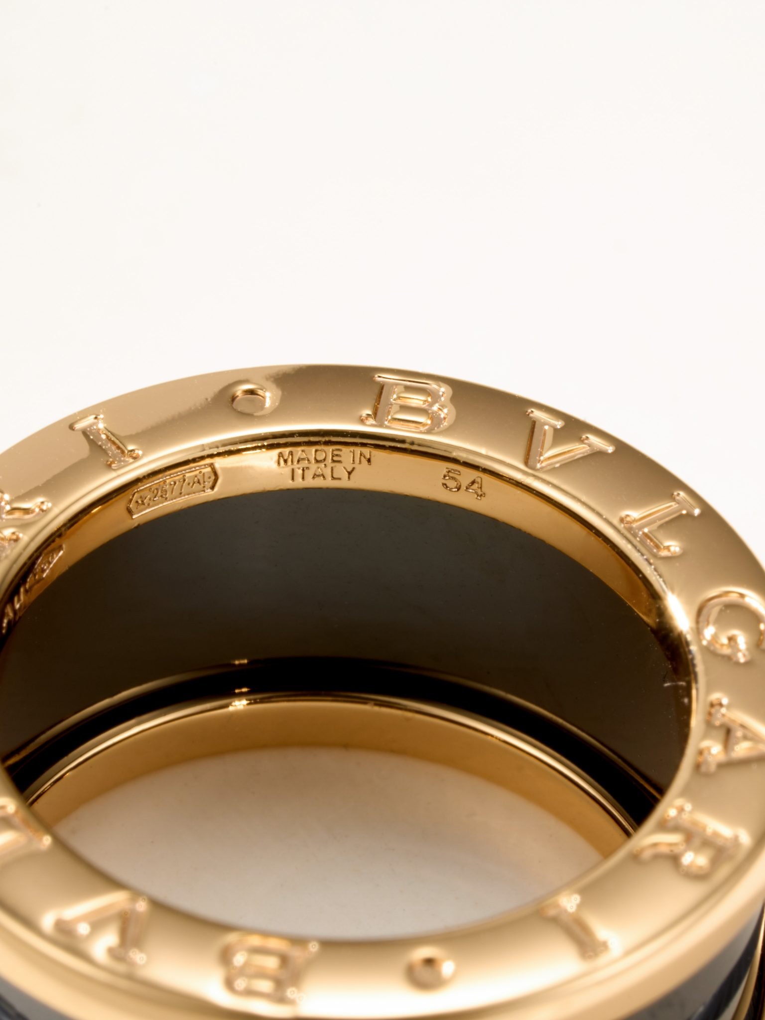 BV Classic Wide Black and White Ceramic Ring - Image 7