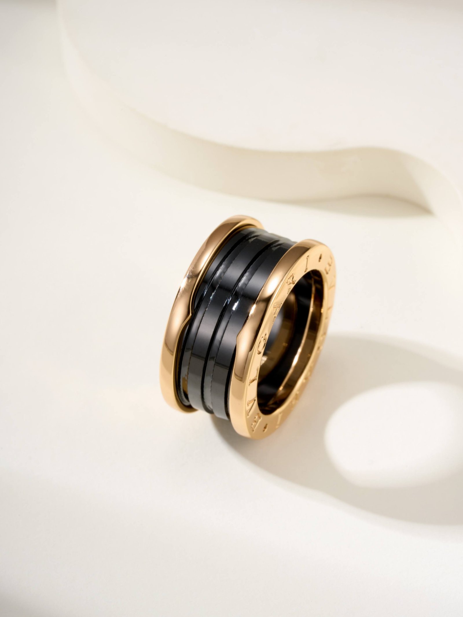 BV Classic Wide Black and White Ceramic Ring - Image 2