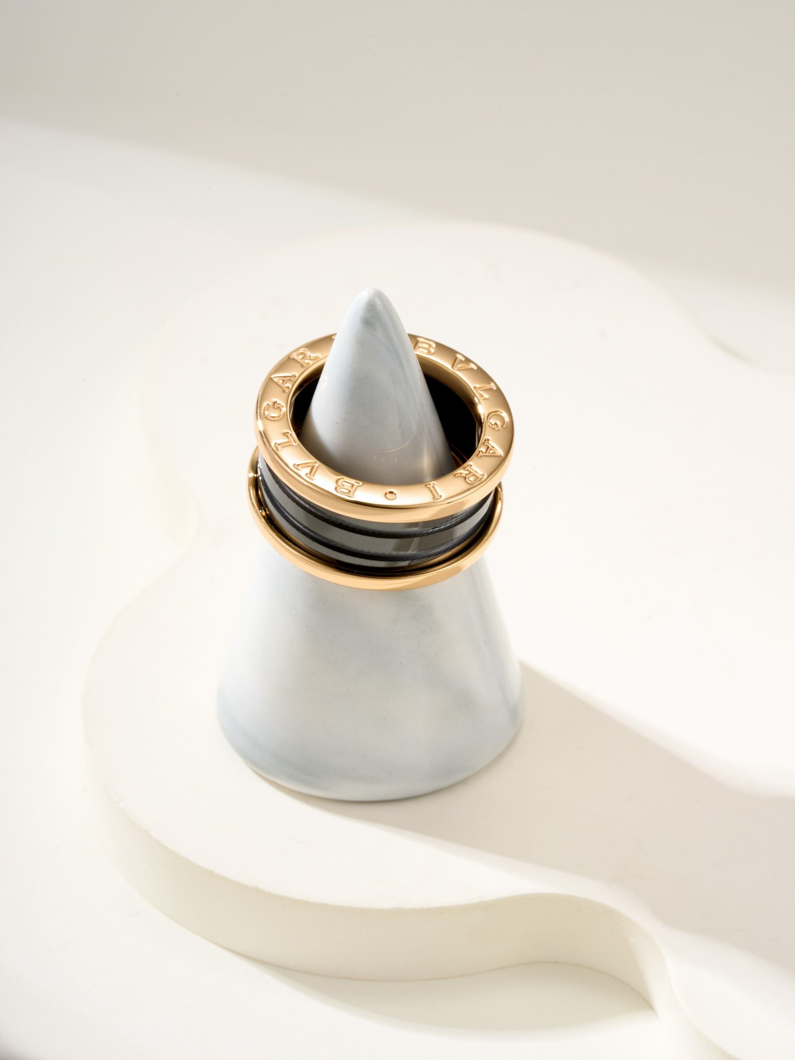 BV Classic Wide Black and White Ceramic Ring - Image 4