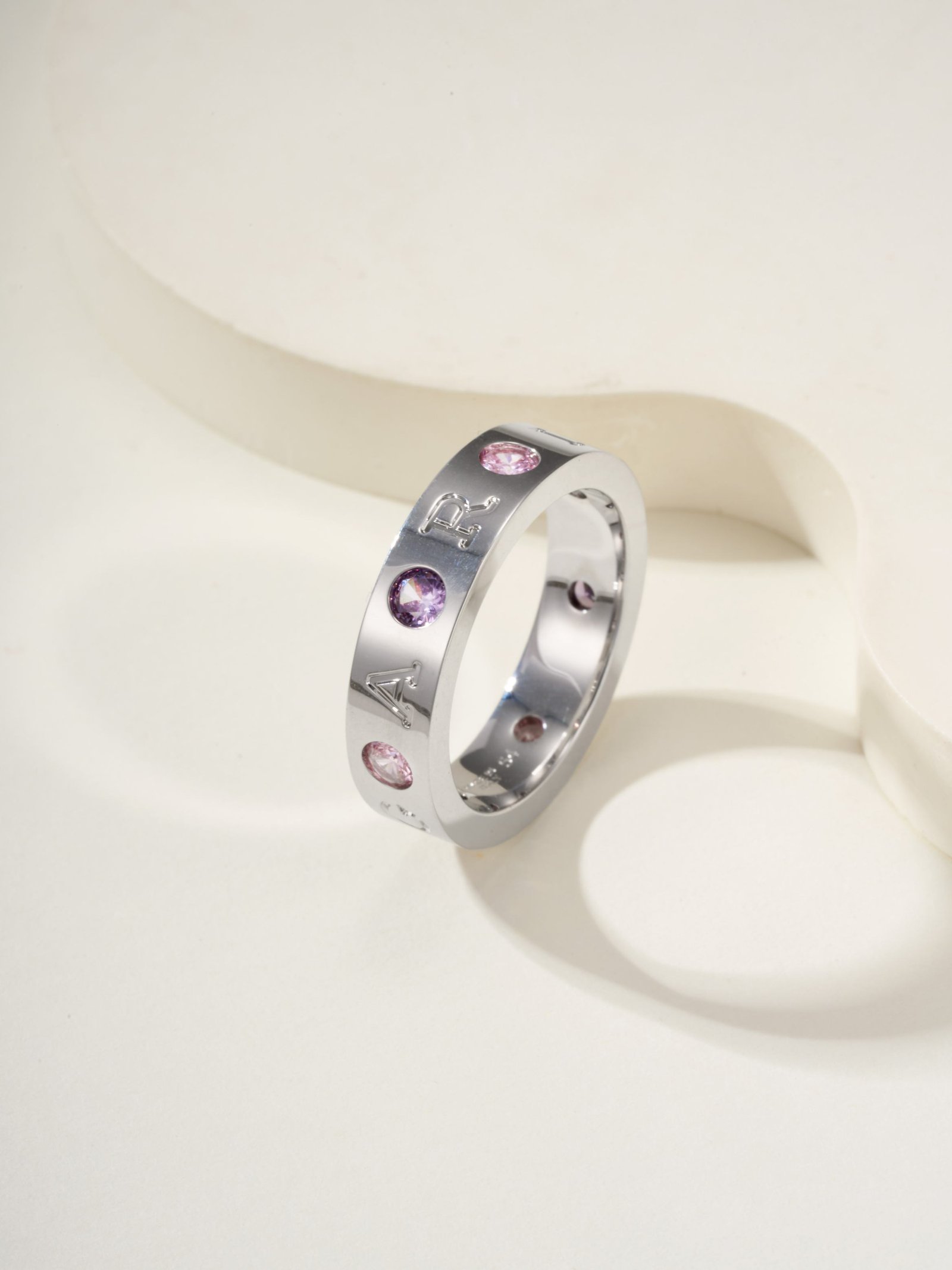 BV letter logo colored diamond ring - Image 3