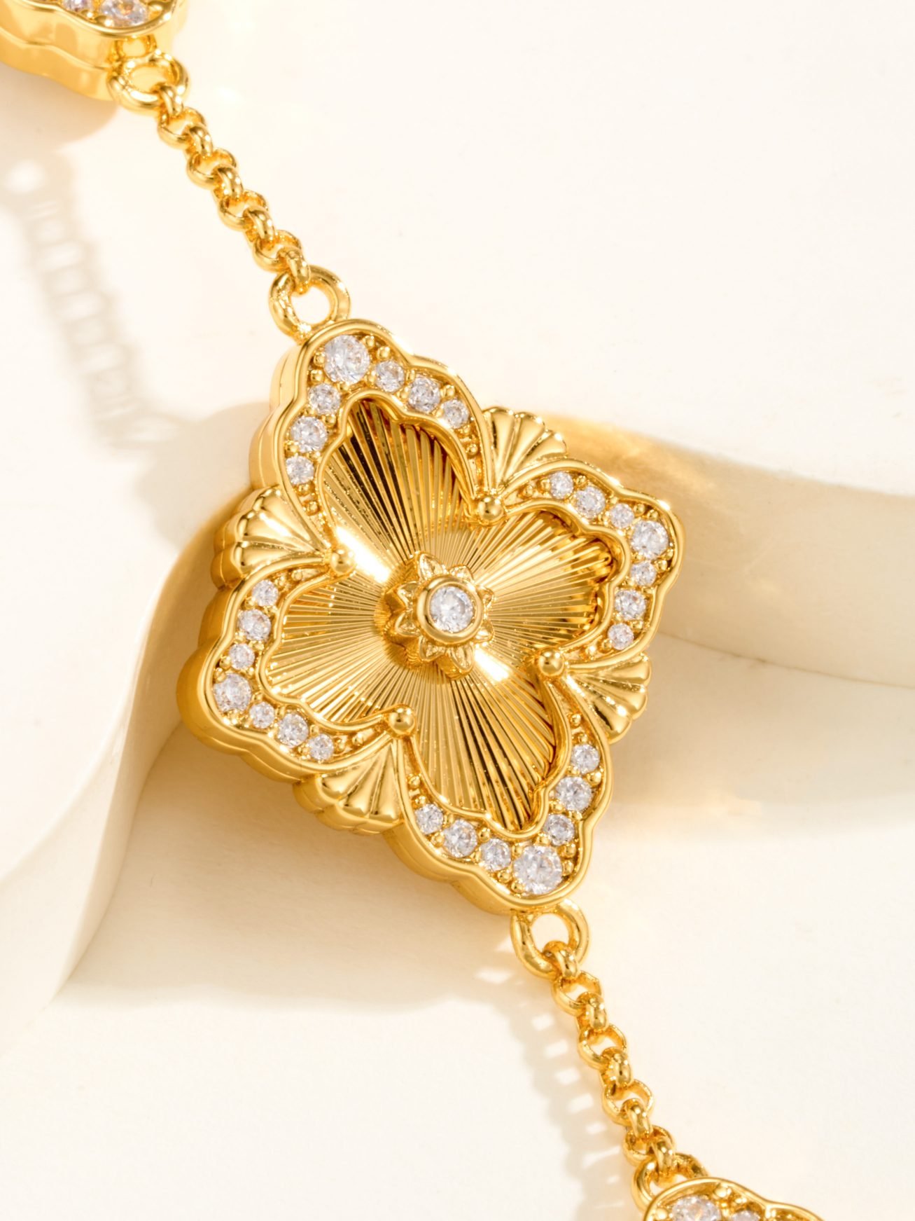 BU Opera Series Five Flower Diamond Tiger Eye Car Flower Bracelet (Large) - 图片 4