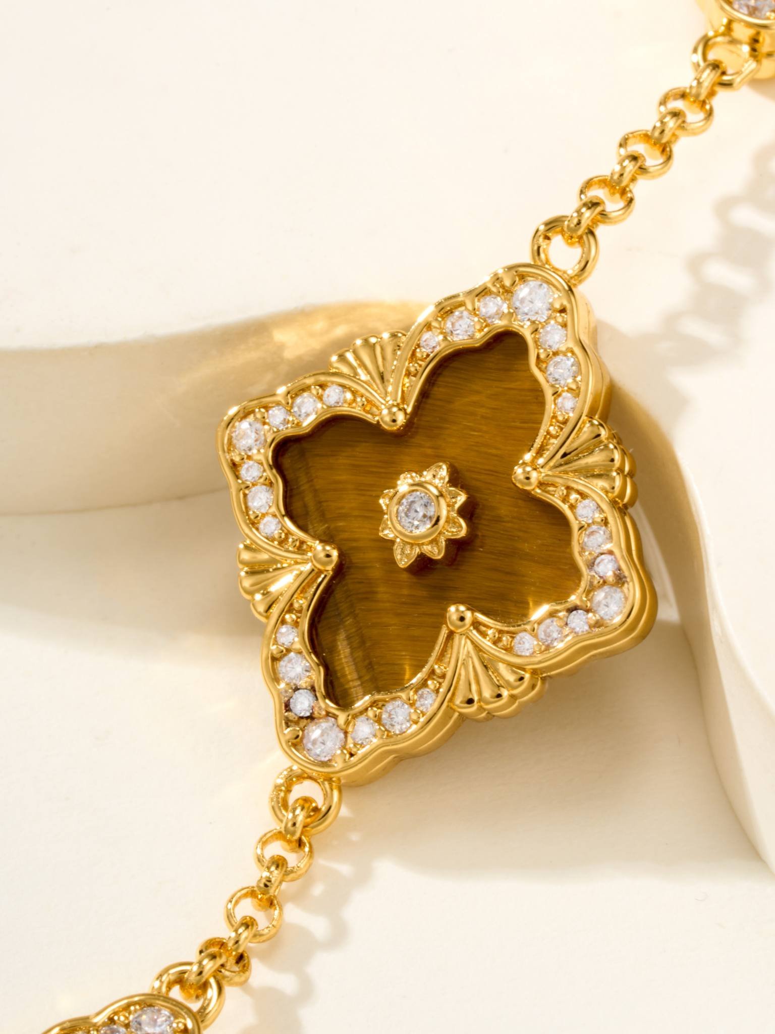 BU Opera Series Five Flower Diamond Tiger Eye Car Flower Bracelet (Large) - 图片 5