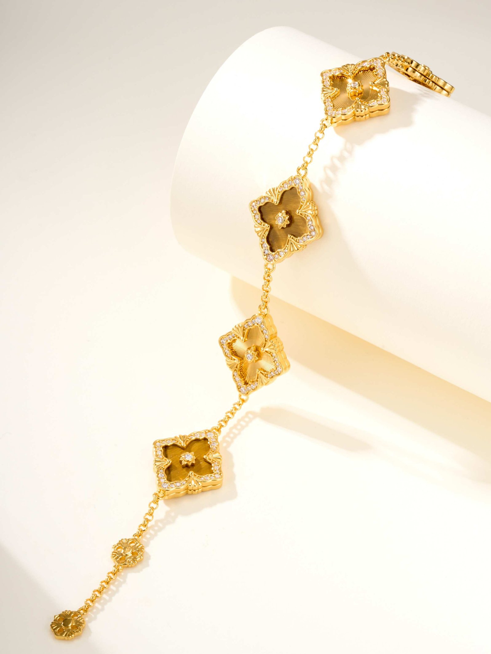 BU Opera Series Five Flower Diamond Tiger Eye Car Flower Bracelet (Large) - 图片 2