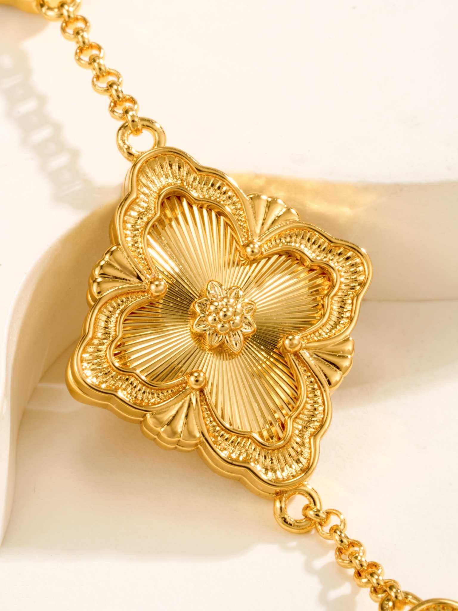 BU Opera Series Five Flower Diamond Tiger Eye Car Flower Bracelet (Large) - 图片 3