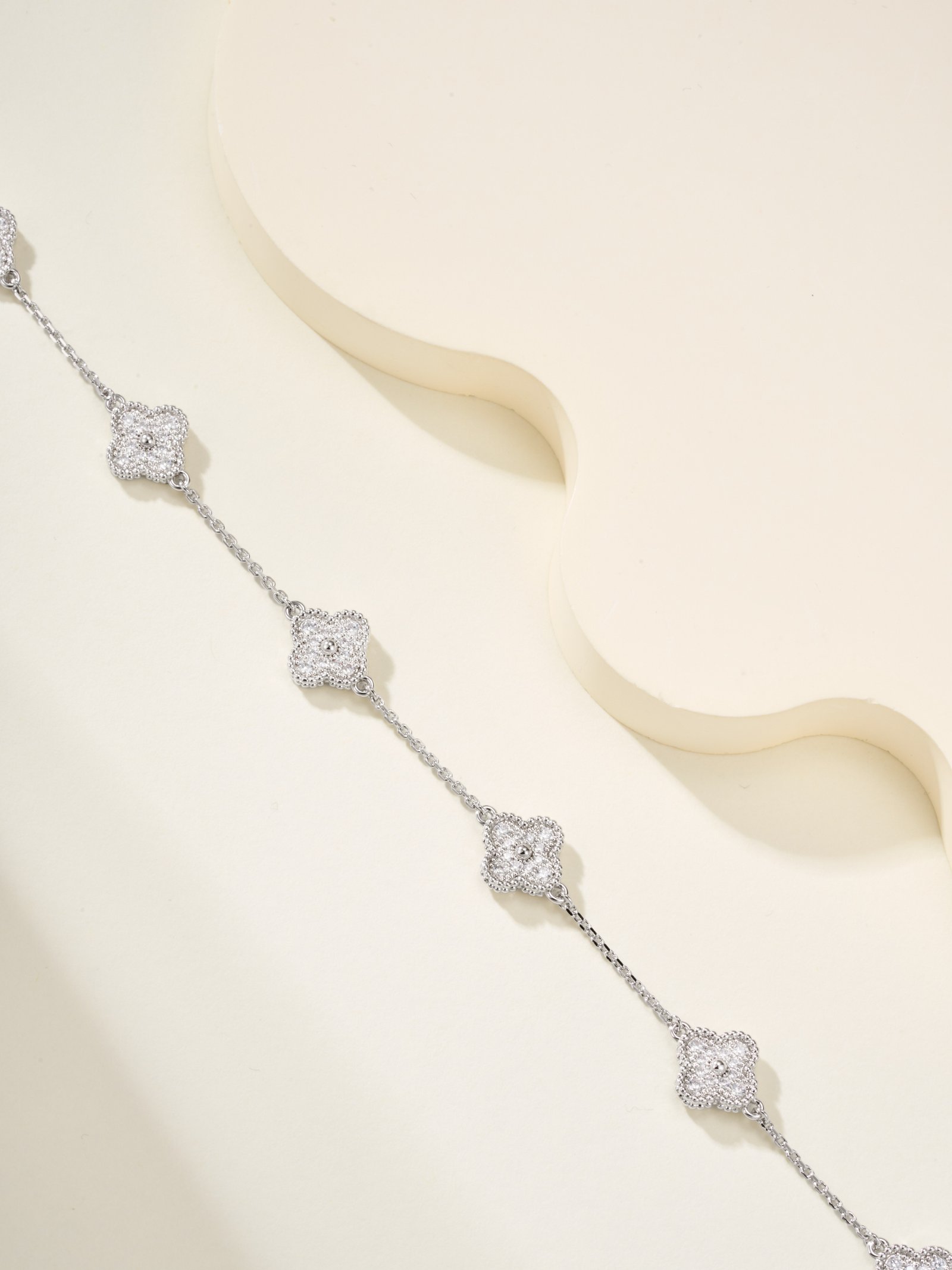 Vintage Alhambra Bracelet 6-Flower Mini Set with Diamonds - Image 8