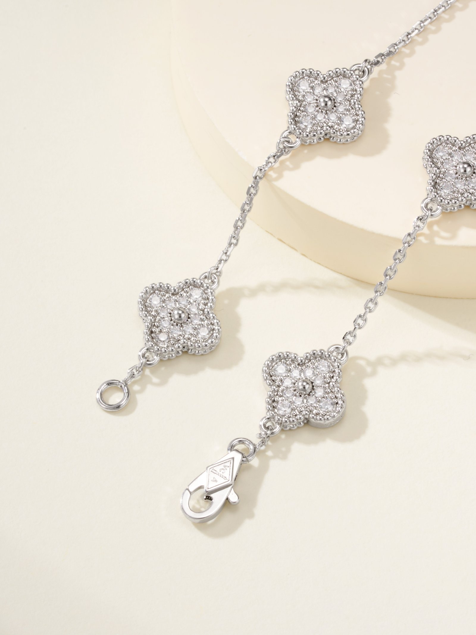 Vintage Alhambra Bracelet 6-Flower Mini Set with Diamonds - Image 7