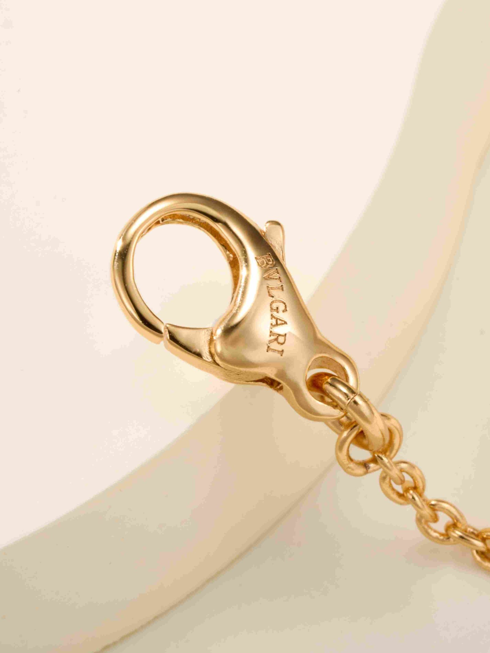 BV spring spiral necklace with diamond inlay in the middle - Image 9