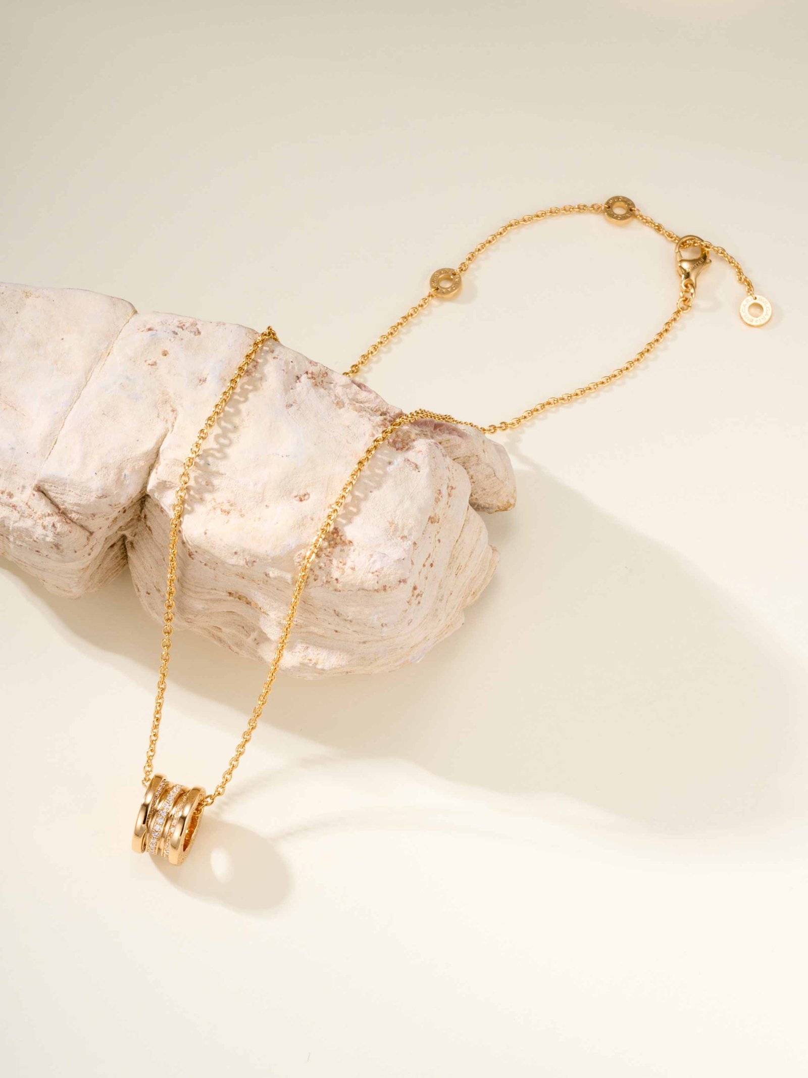 BV spring spiral necklace with diamond inlay in the middle - Image 2