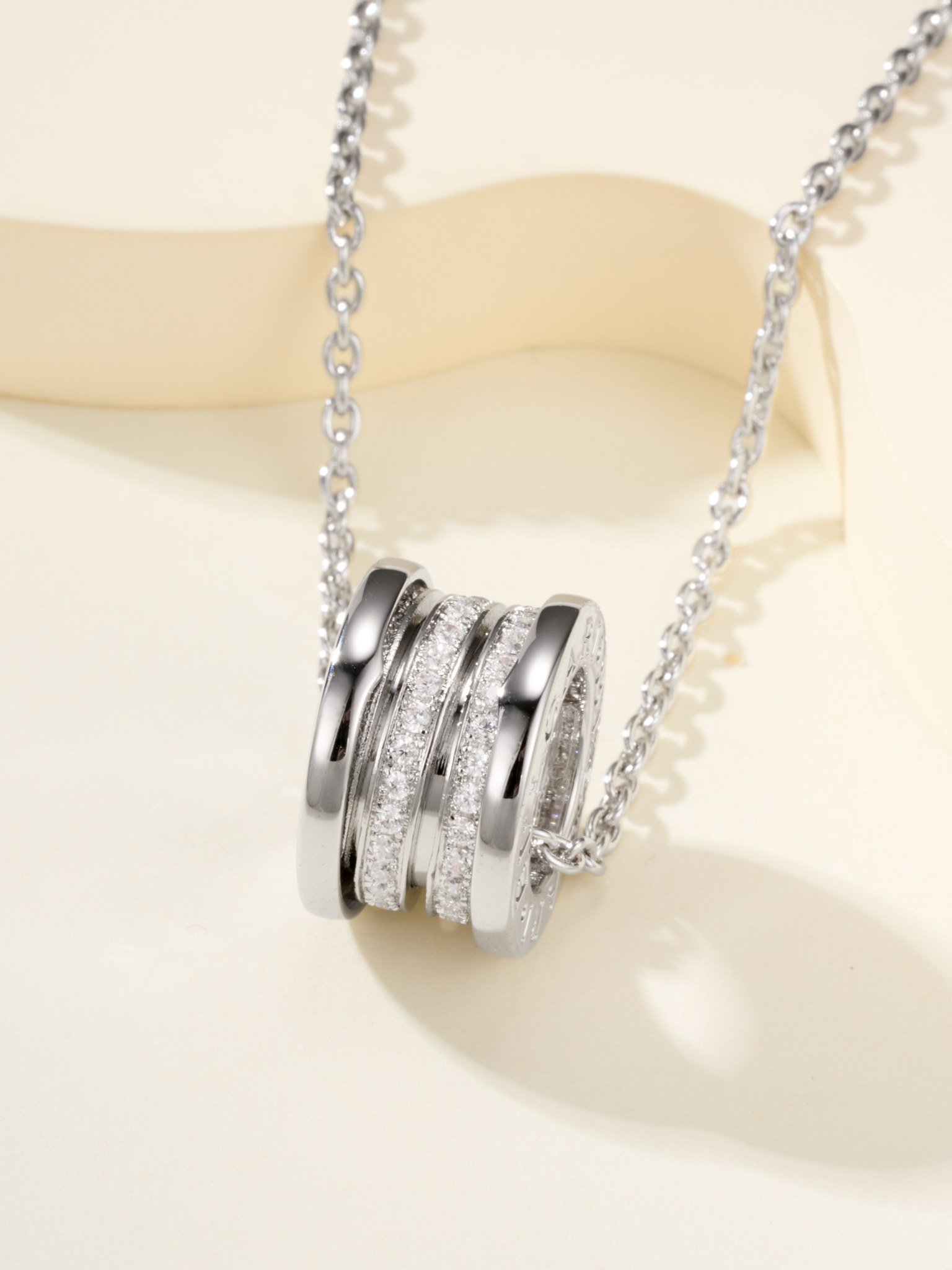 BV spring spiral necklace with diamond inlay in the middle - Image 4