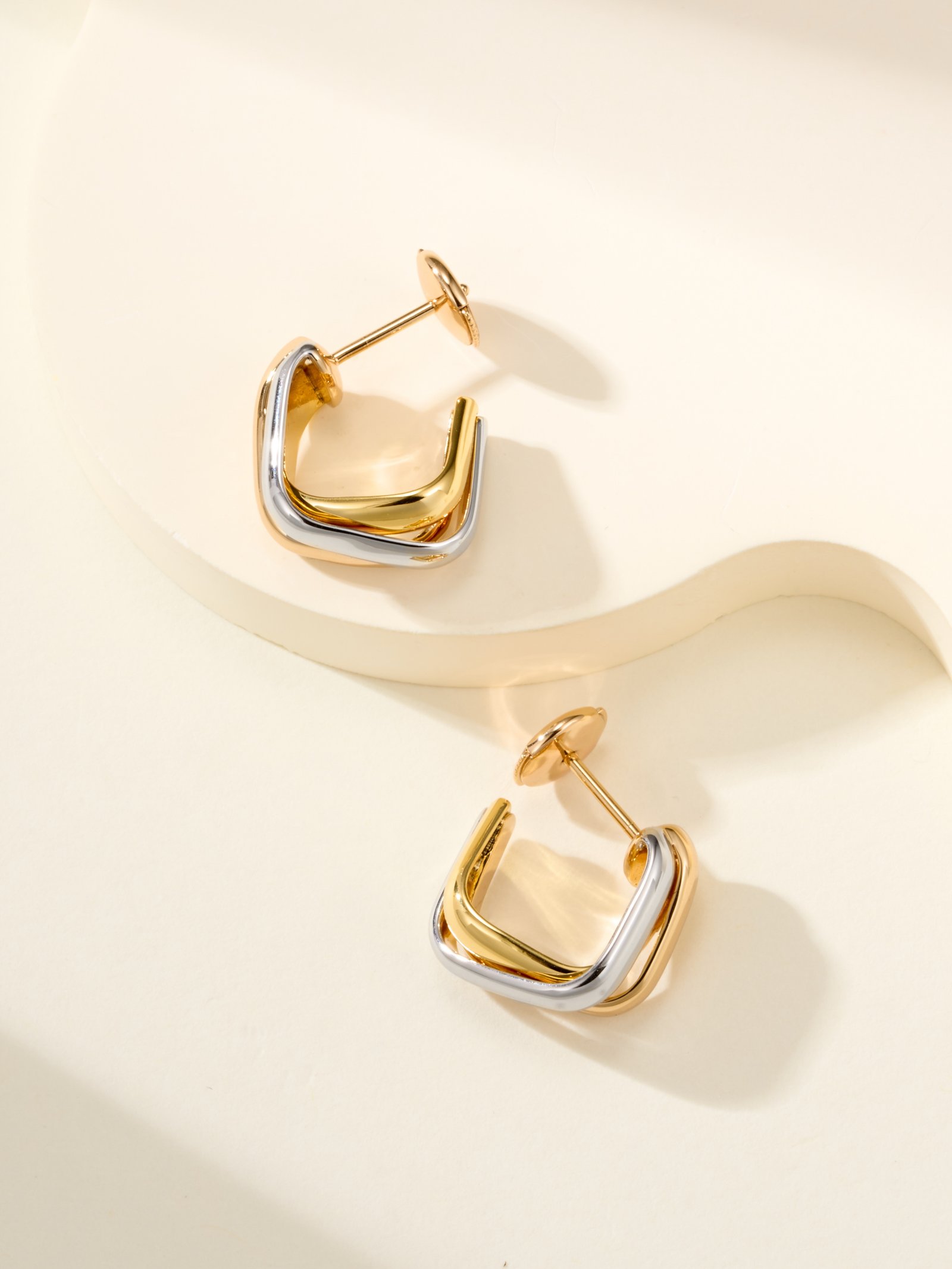 TRINITY Pillow shaped Tri color Ring Ear Needles - 图片 7