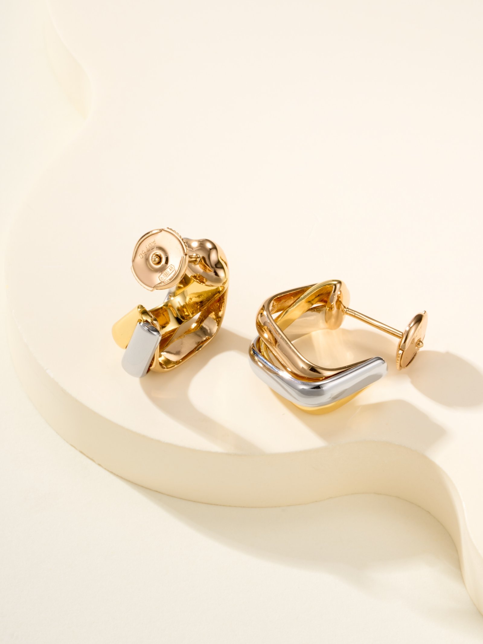 TRINITY Pillow shaped Tri color Ring Ear Needles - 图片 8