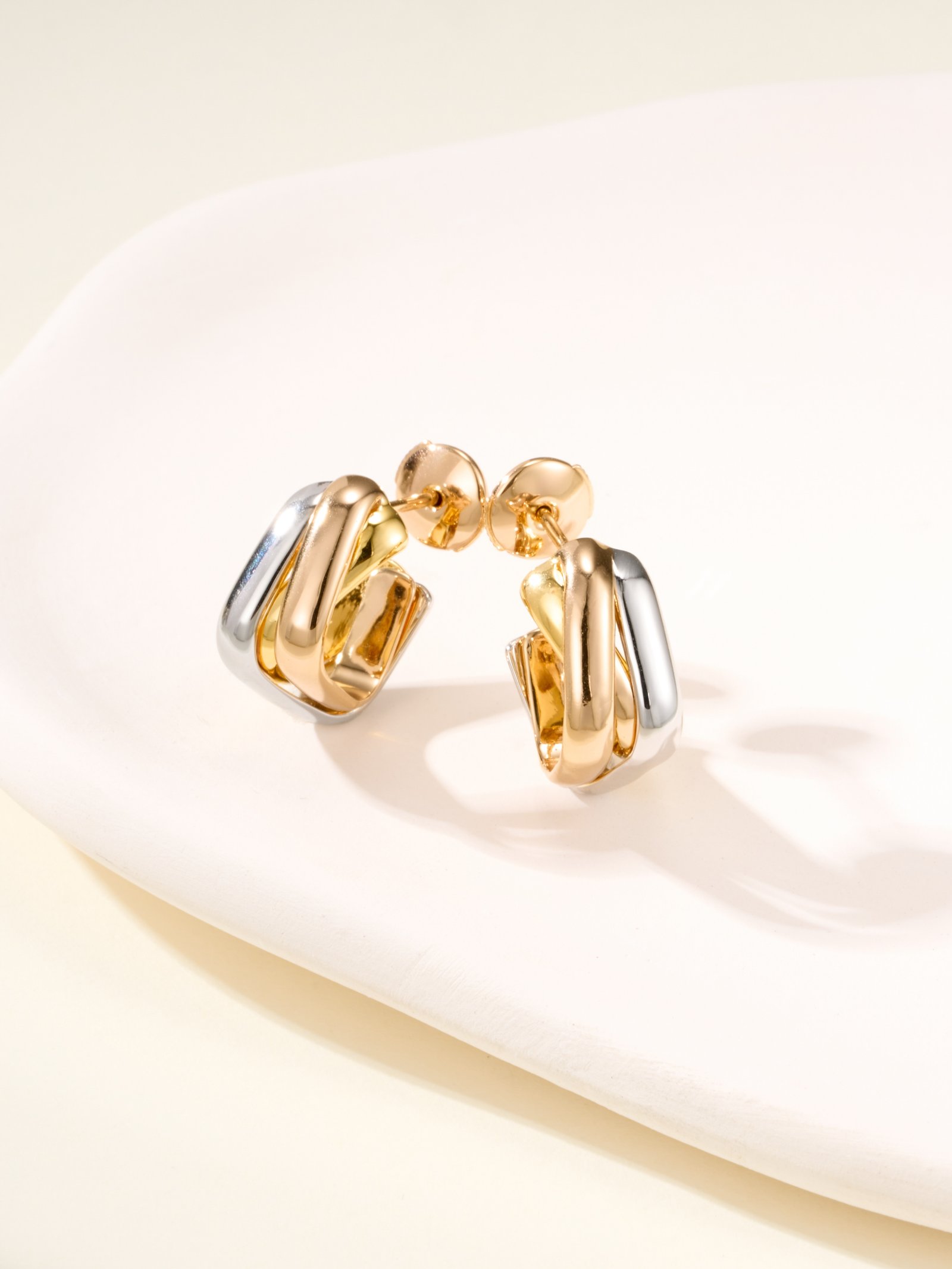 TRINITY Pillow shaped Tri color Ring Ear Needles - 图片 2