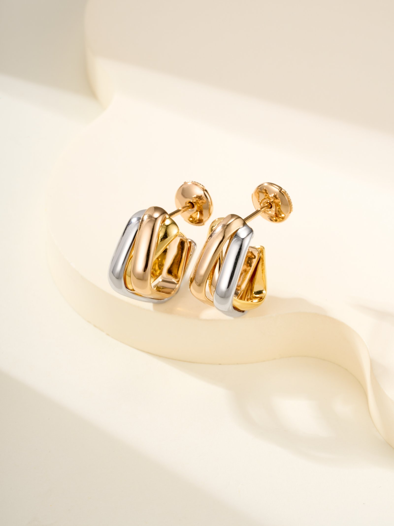 TRINITY Pillow shaped Tri color Ring Ear Needles - 图片 4