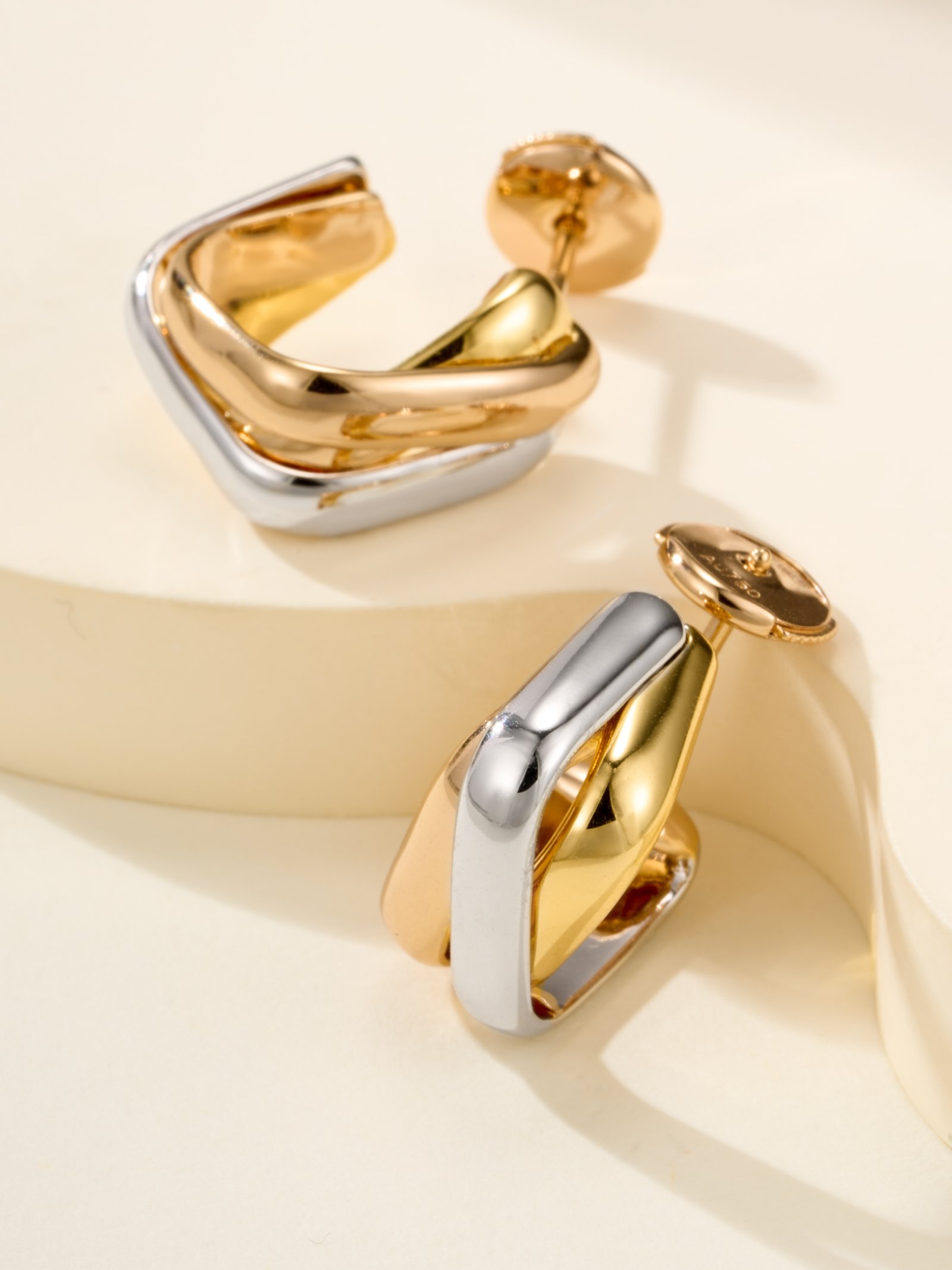 TRINITY Pillow shaped Tri color Ring Ear Needles - 图片 3