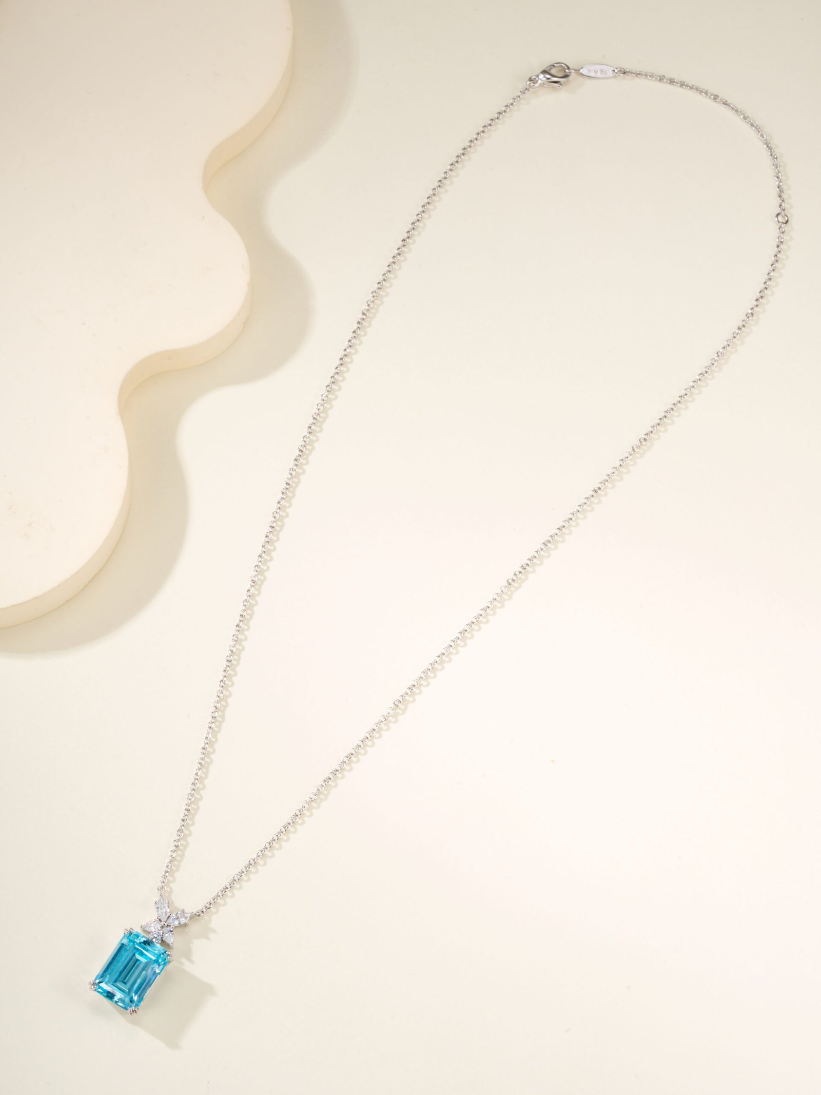 HW rectangular blue diamond necklace - Image 4