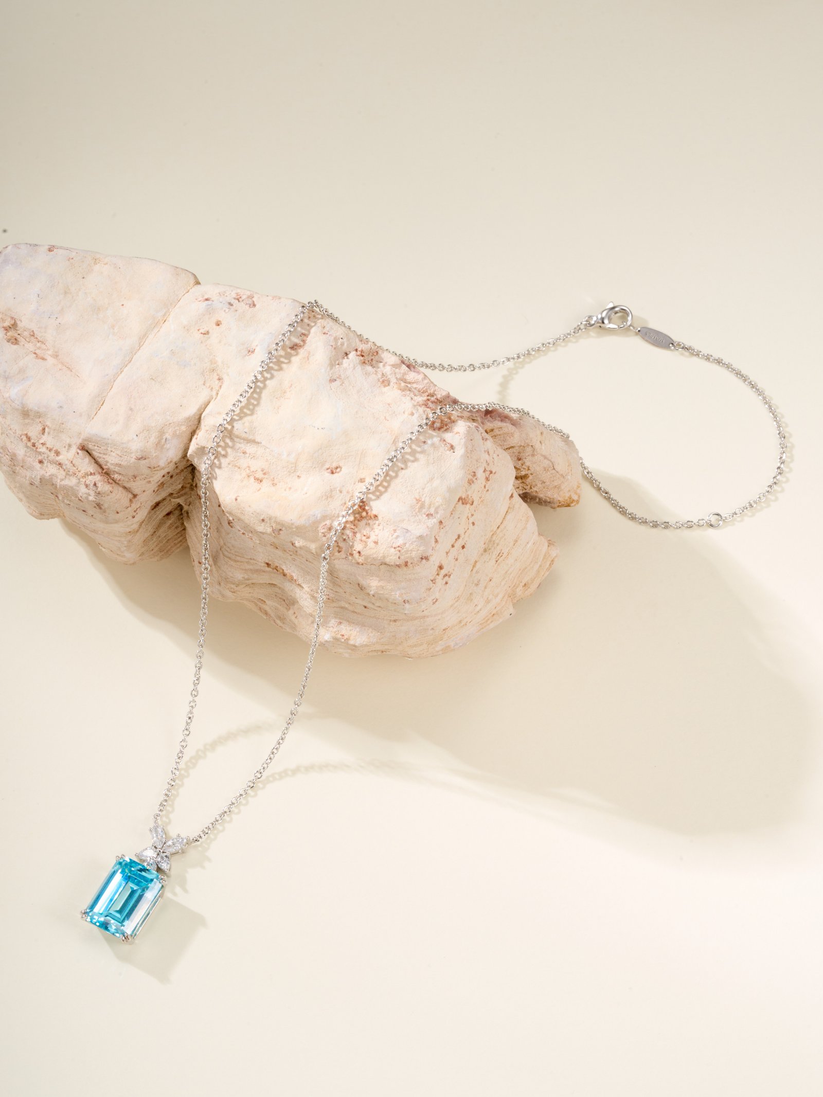 HW rectangular blue diamond necklace - Image 9