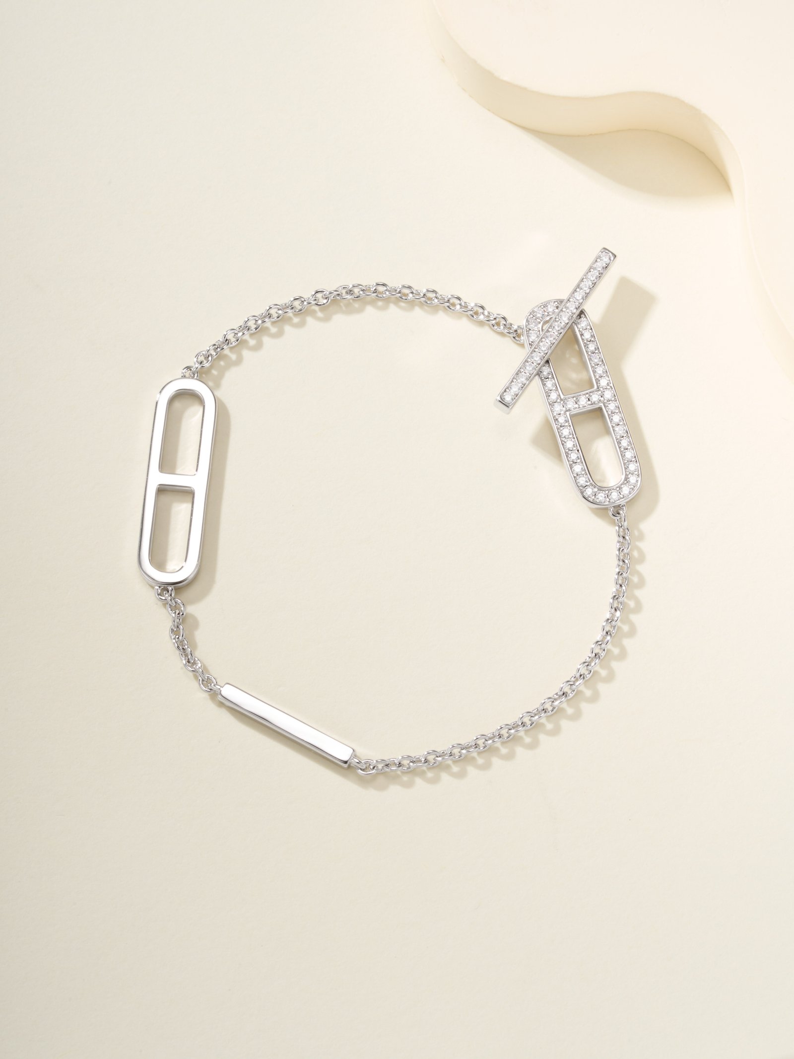 H Pig Nose Diamond Bracelet - Image 2