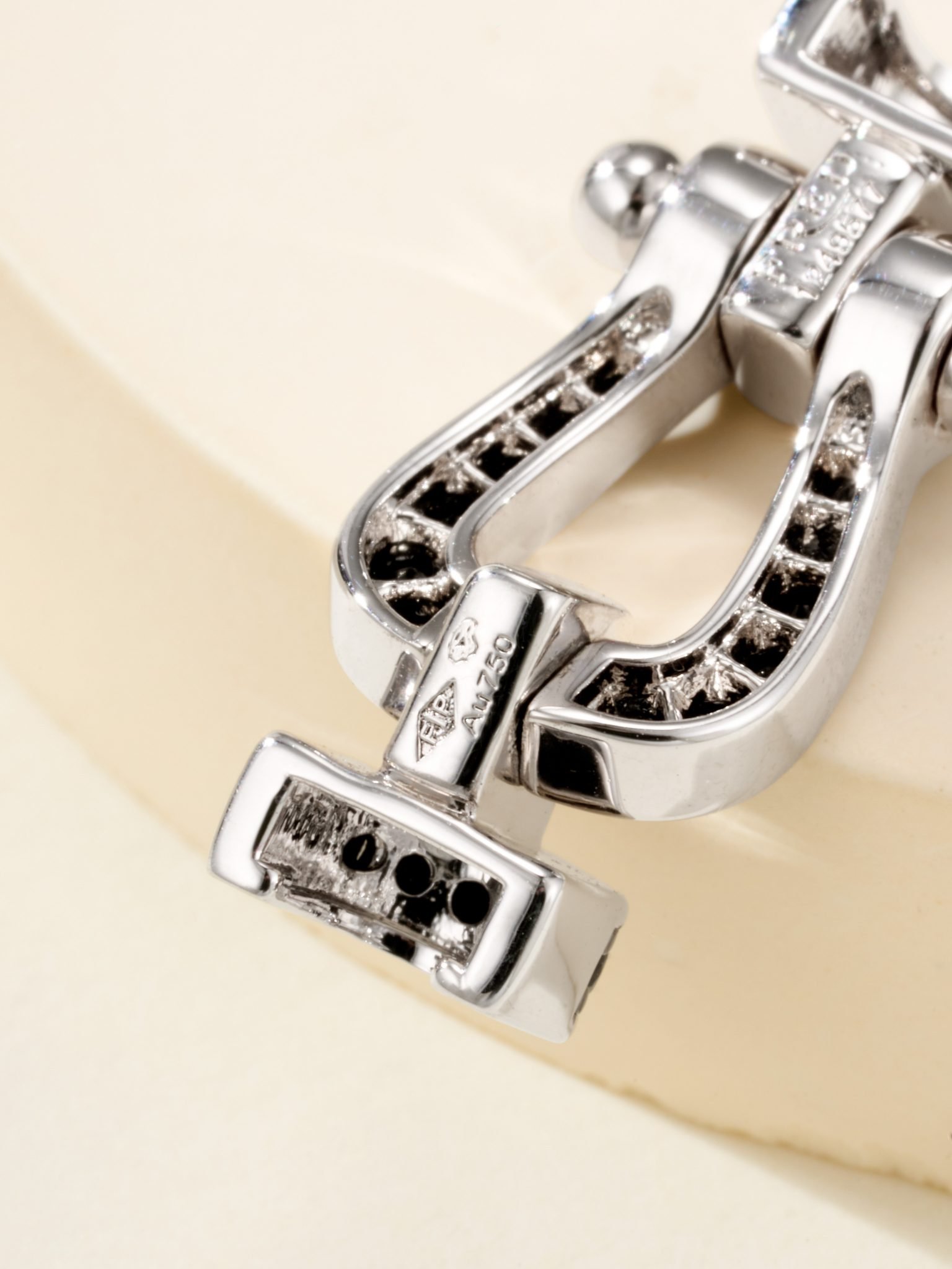 10 degree black diamond horseshoe buckle bracelet (small size) - Image 8