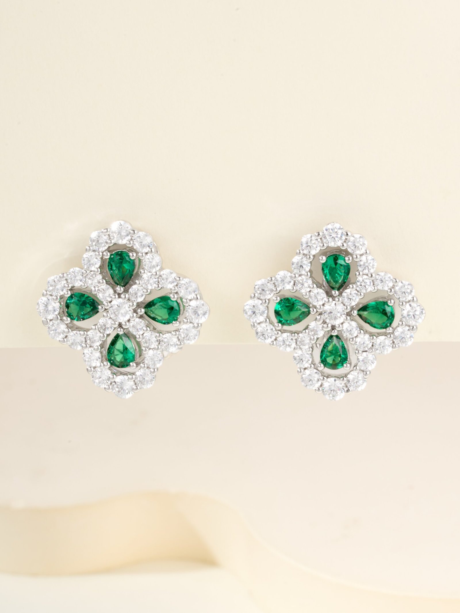 Harry Winston designed loop earrings - Image 5