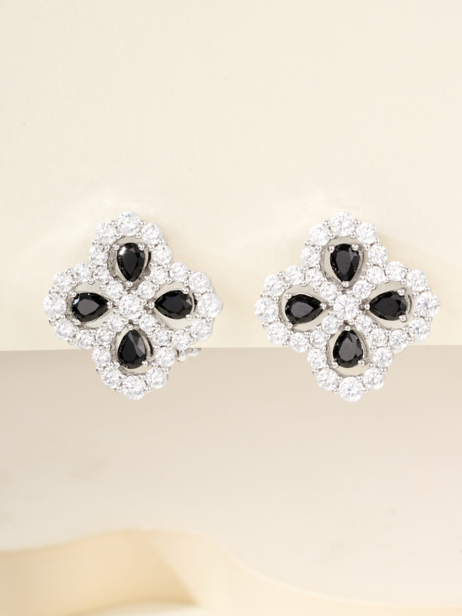 Harry Winston designed loop earrings - Image 3