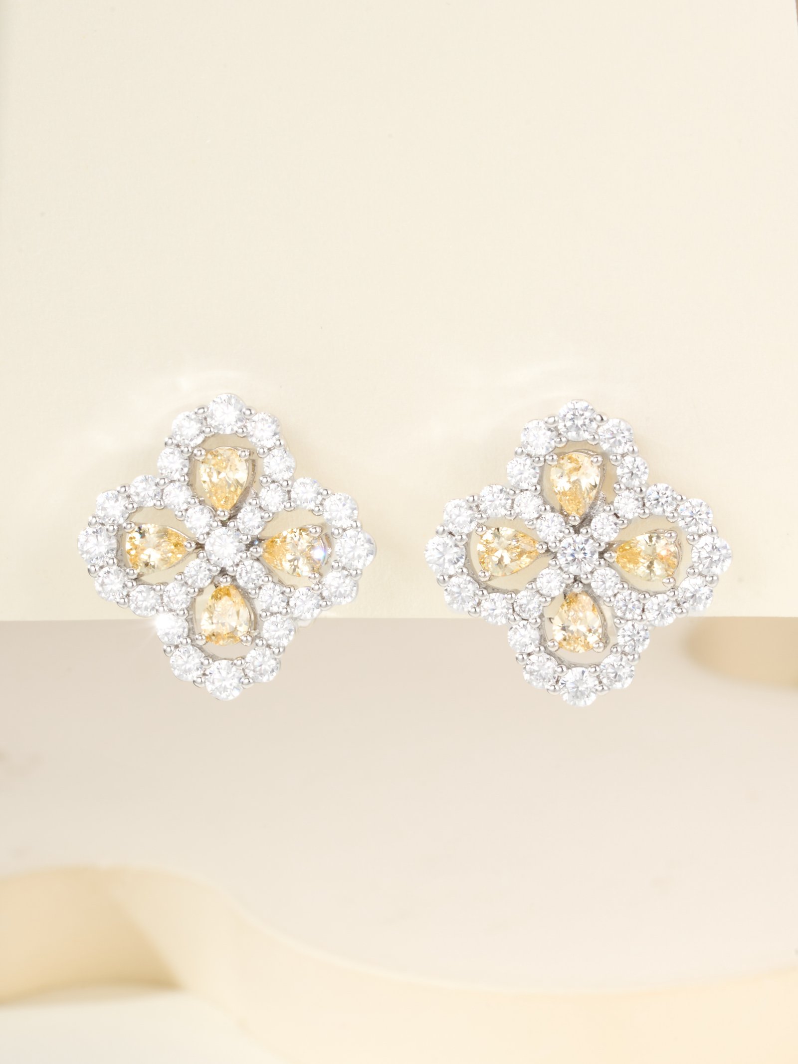 Harry Winston designed loop earrings - Image 13