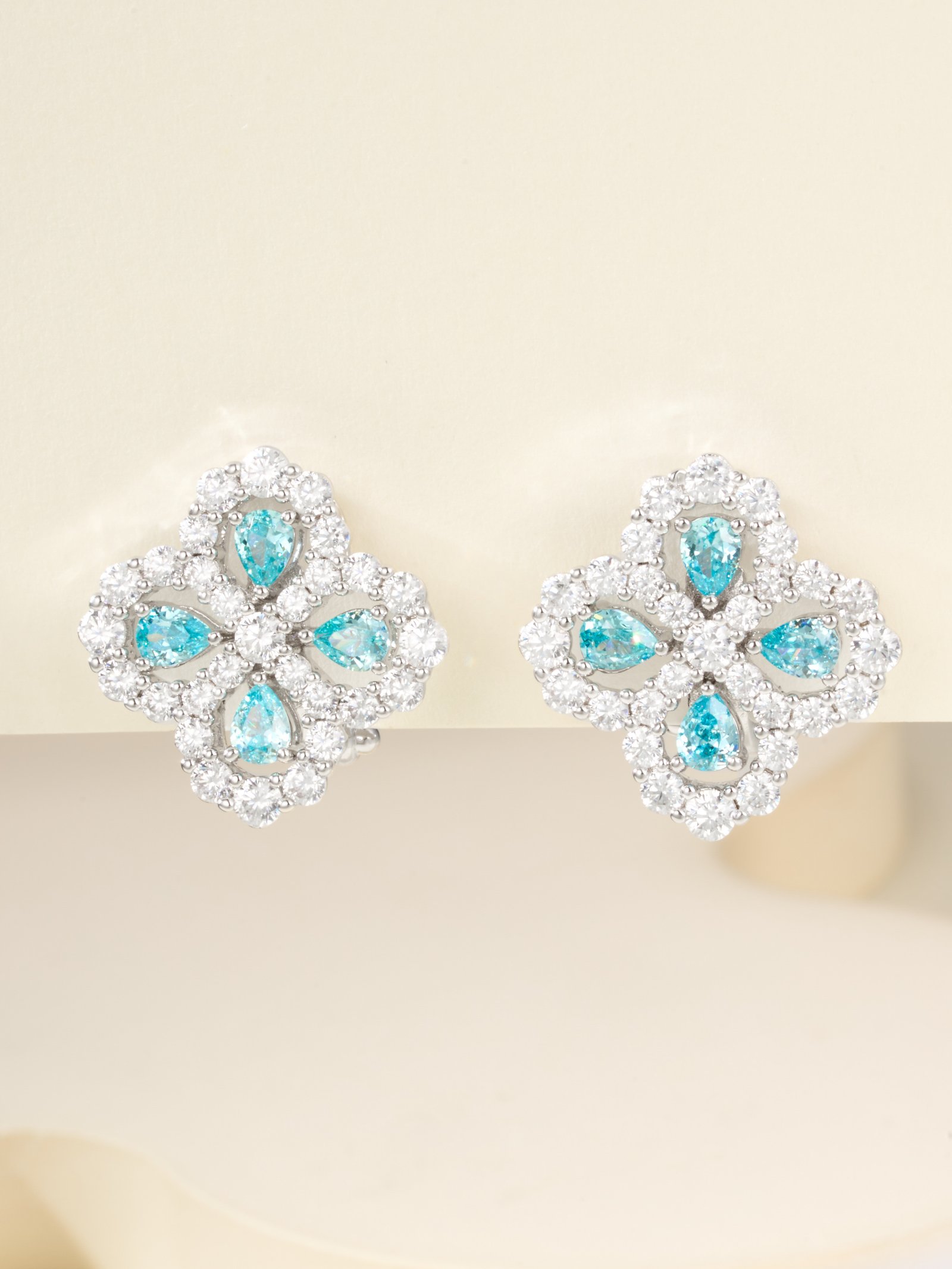 Harry Winston designed loop earrings - Image 11
