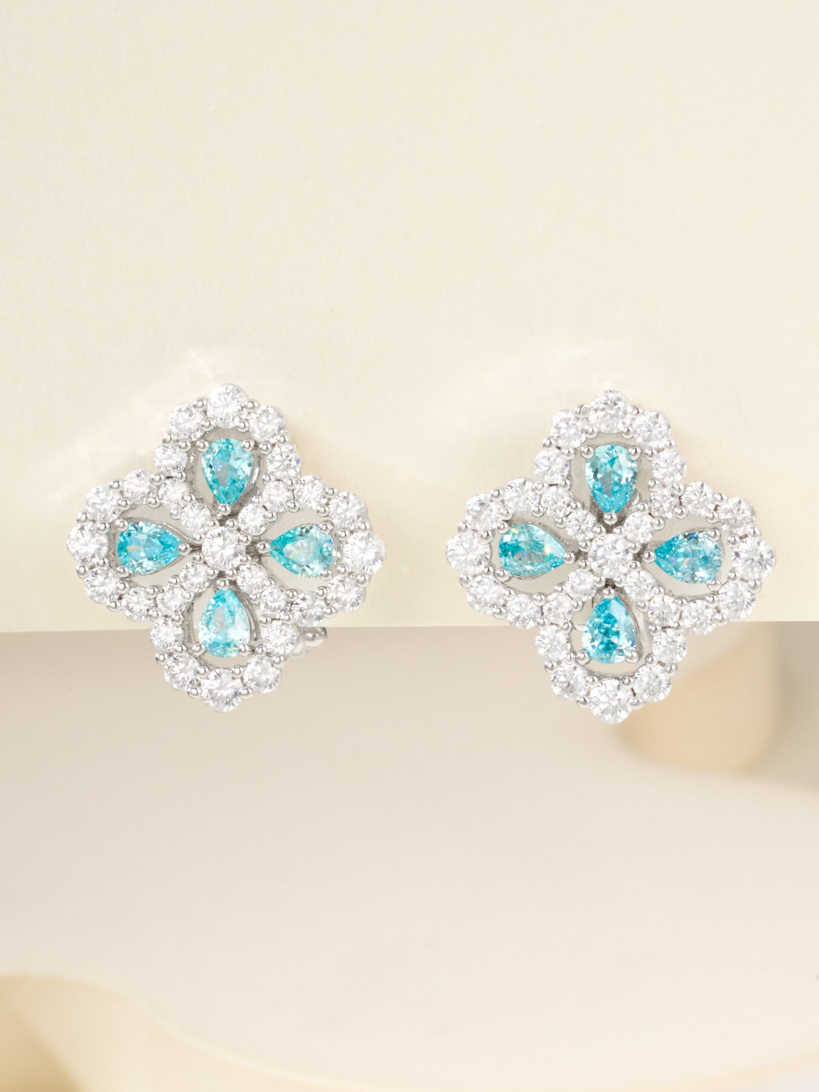 Harry Winston designed loop earrings - Image 2