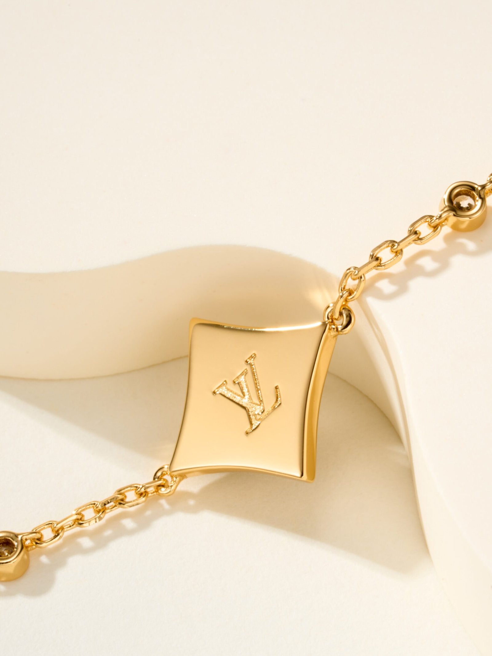 LV Classic Four Flower Black Agate 3-Diamond Bracelet (Yellow Gold) - Image 8