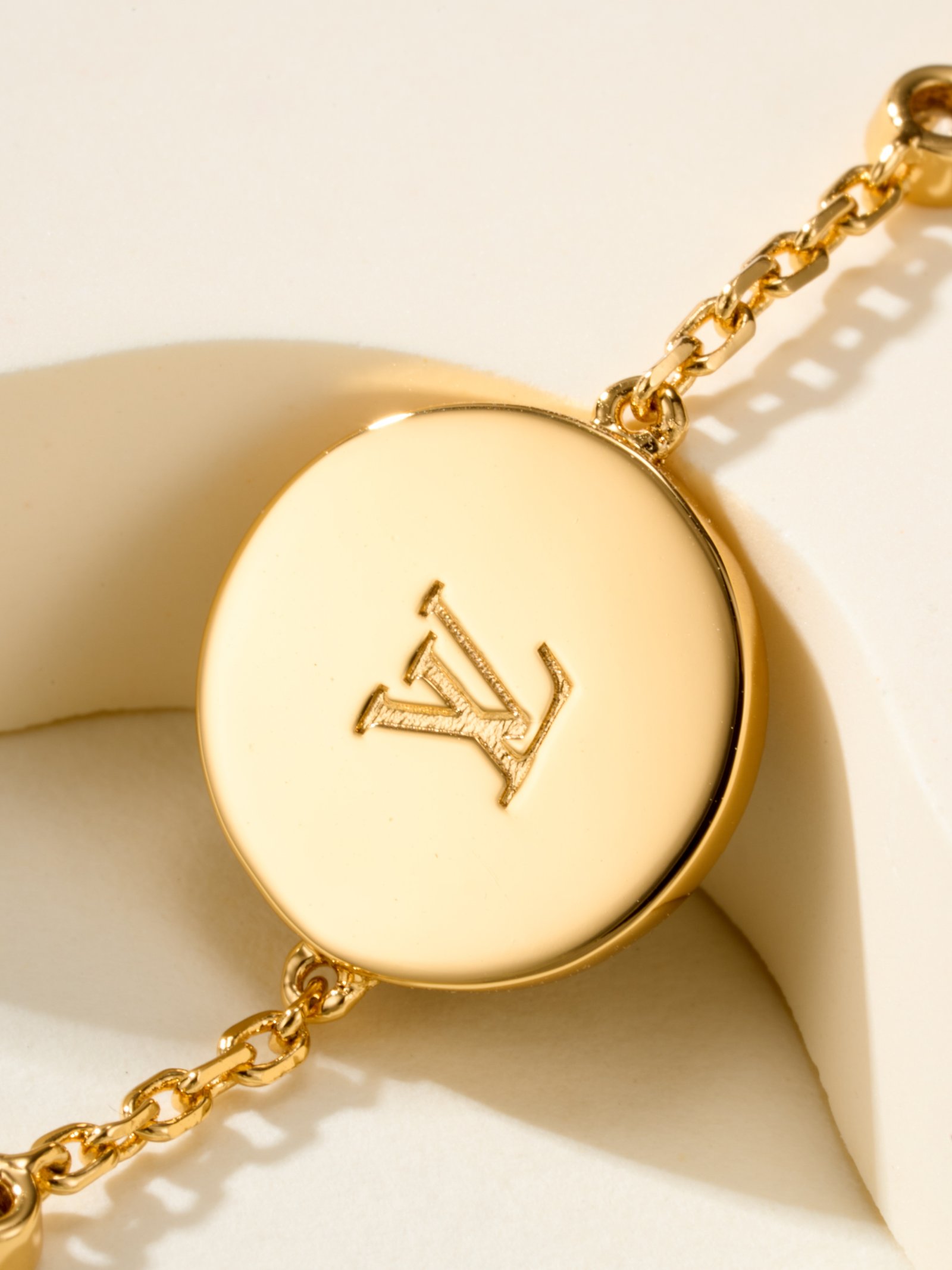 LV Classic Four Flower Black Agate 3-Diamond Bracelet (Yellow Gold) - Image 12