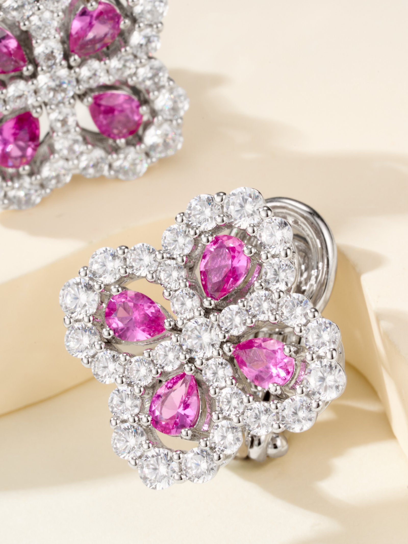 Harry Winston designed loop earrings - Image 17