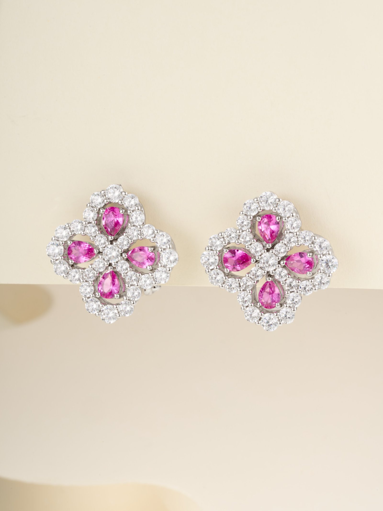 Harry Winston designed loop earrings - Image 7