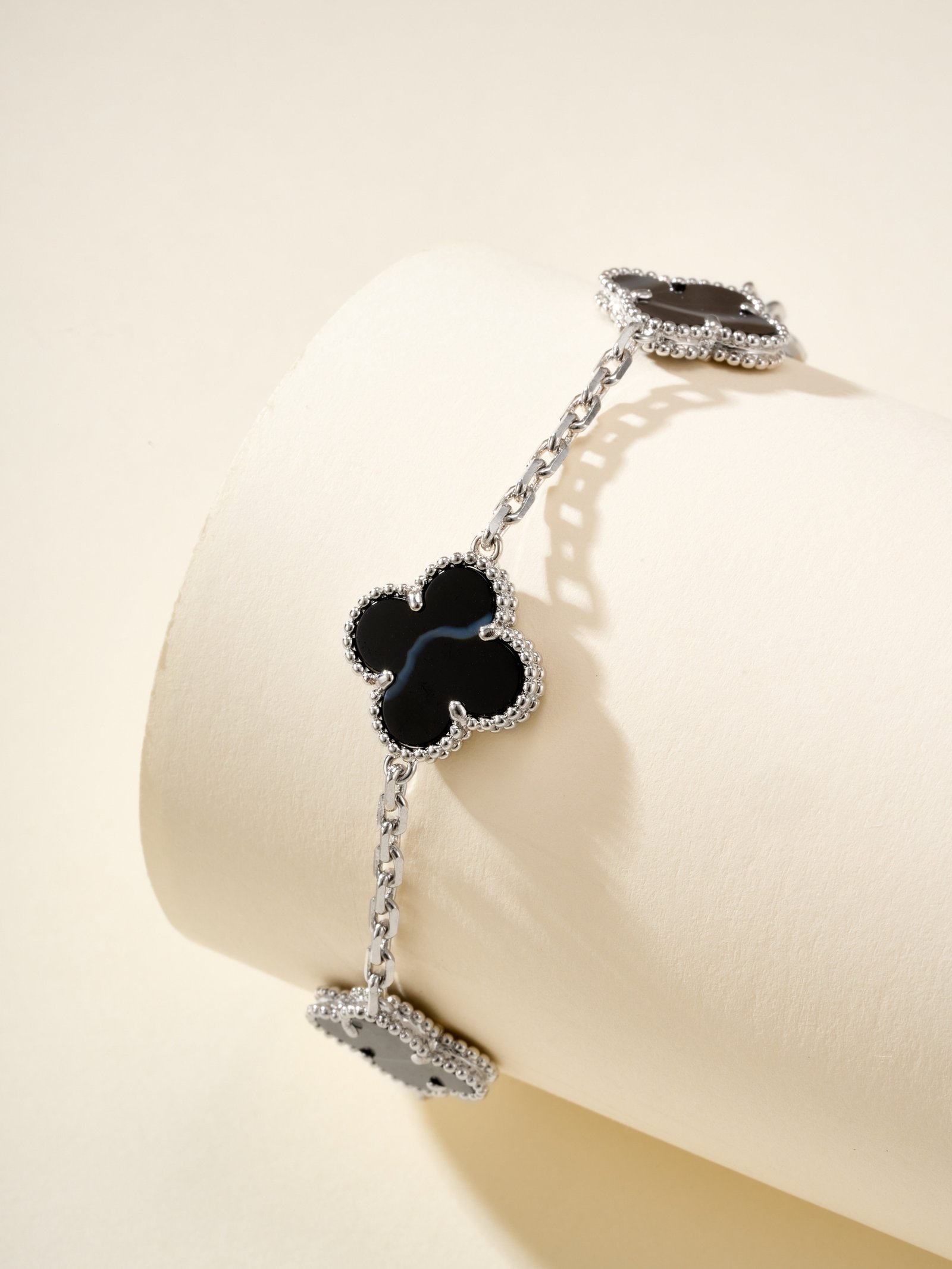 Five flower bracelet with white gold and black patterned stone - 图片 6