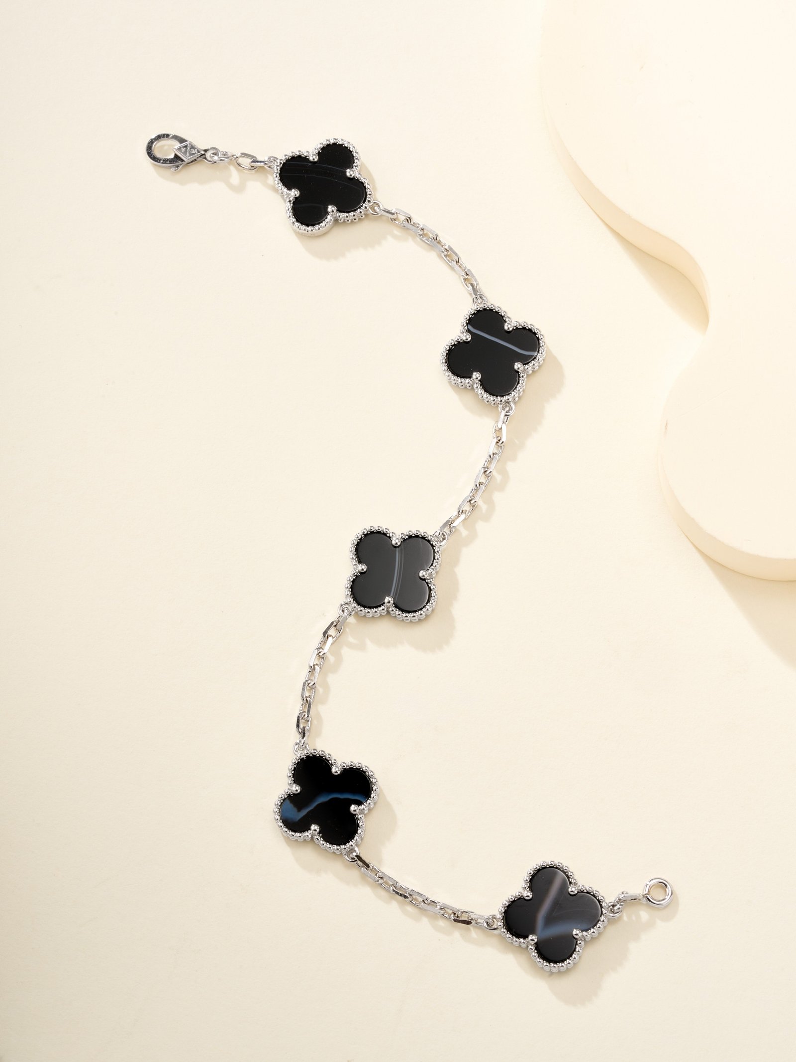 Five flower bracelet with white gold and black patterned stone - 图片 4