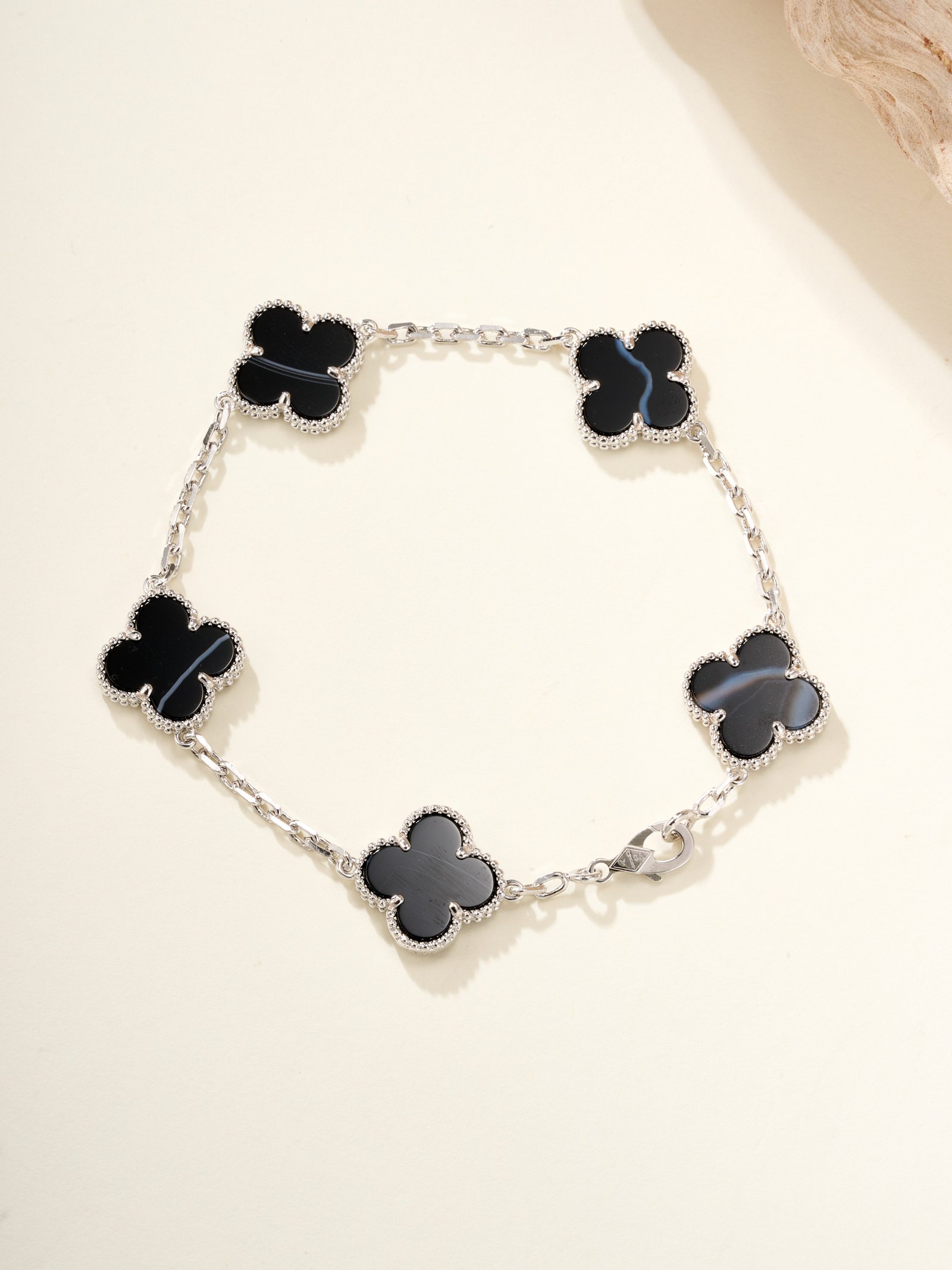 Five flower bracelet with white gold and black patterned stone - 图片 9