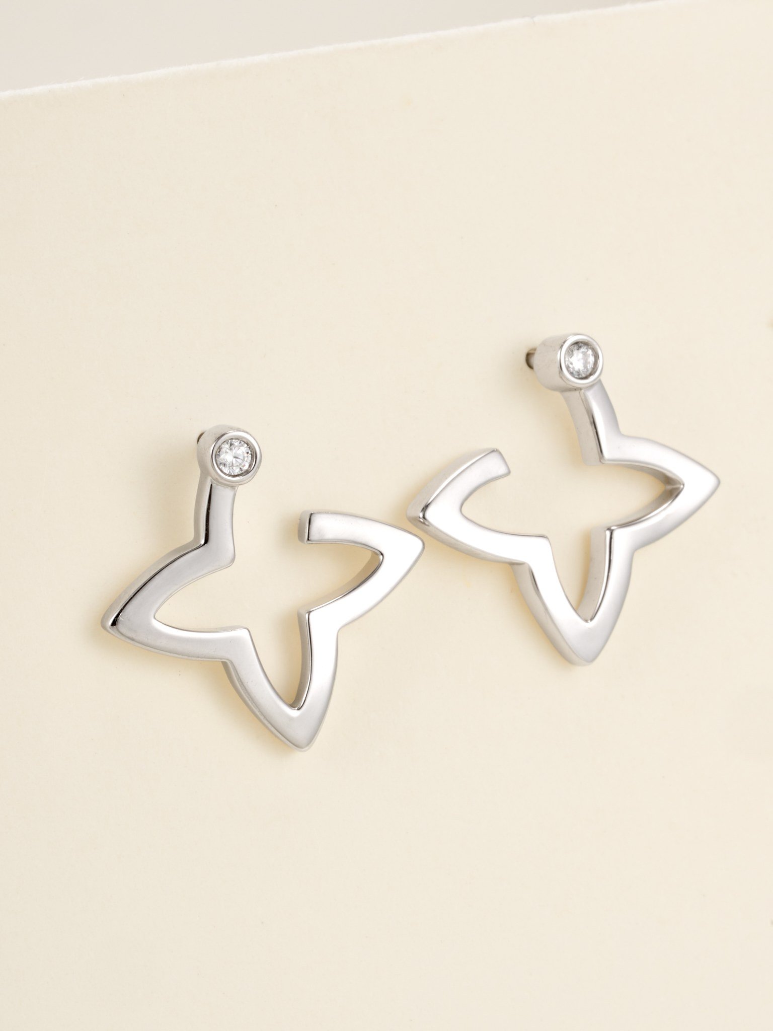 Four pointed star pattern earrings - Image 2