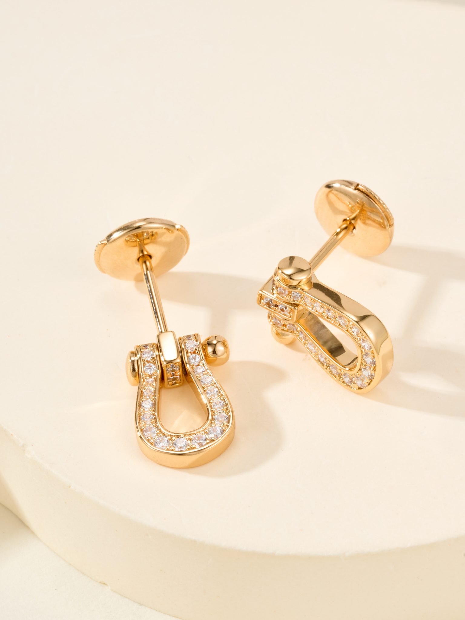 Fred's Horseshoe Full Diamond Earstuds (Medium) - Image 10