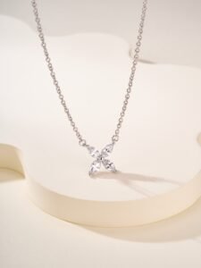 Four flower horse eye diamond necklace (colored white)