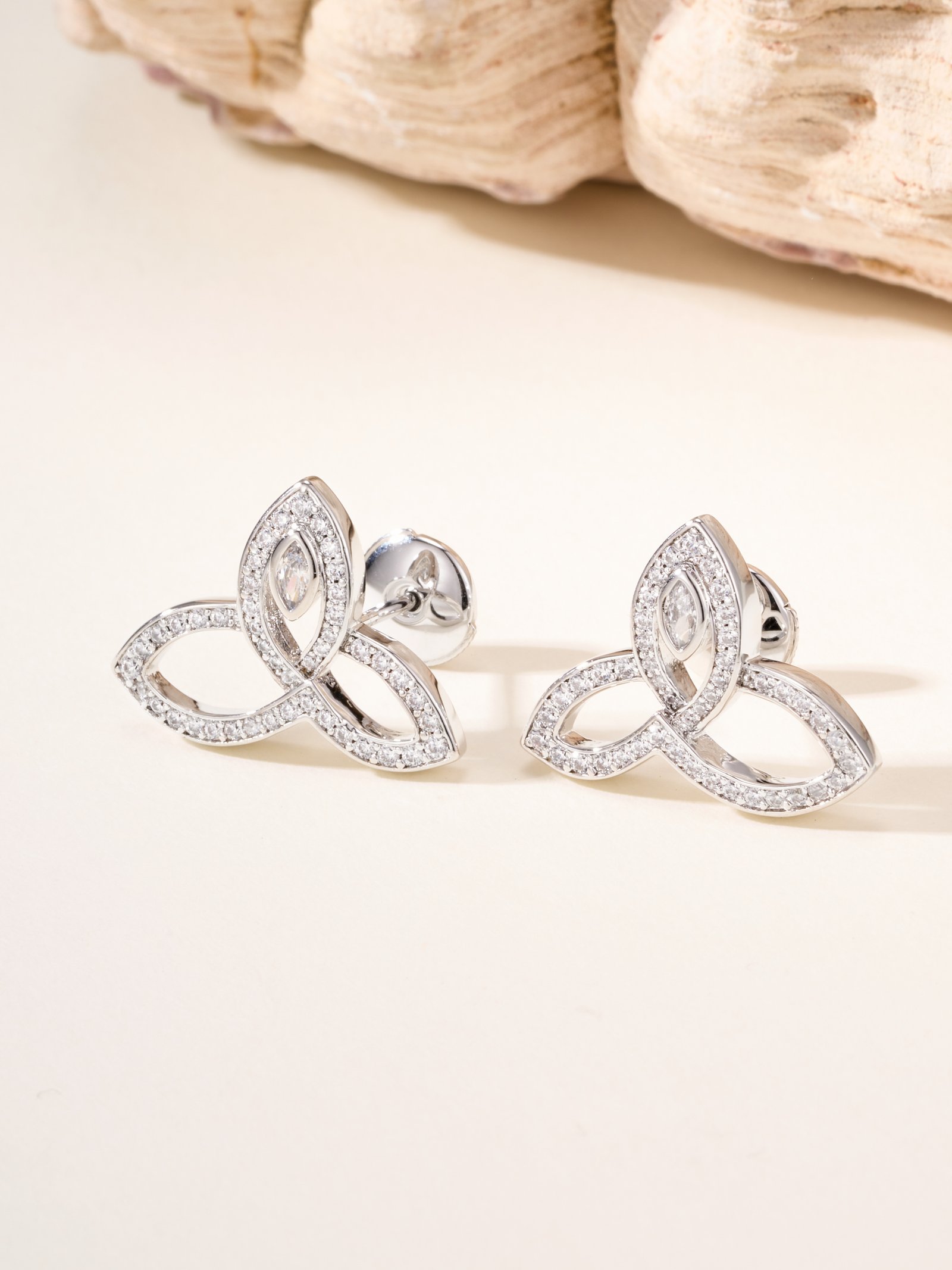 HW Three Leaf Drill Earnail - Image 10