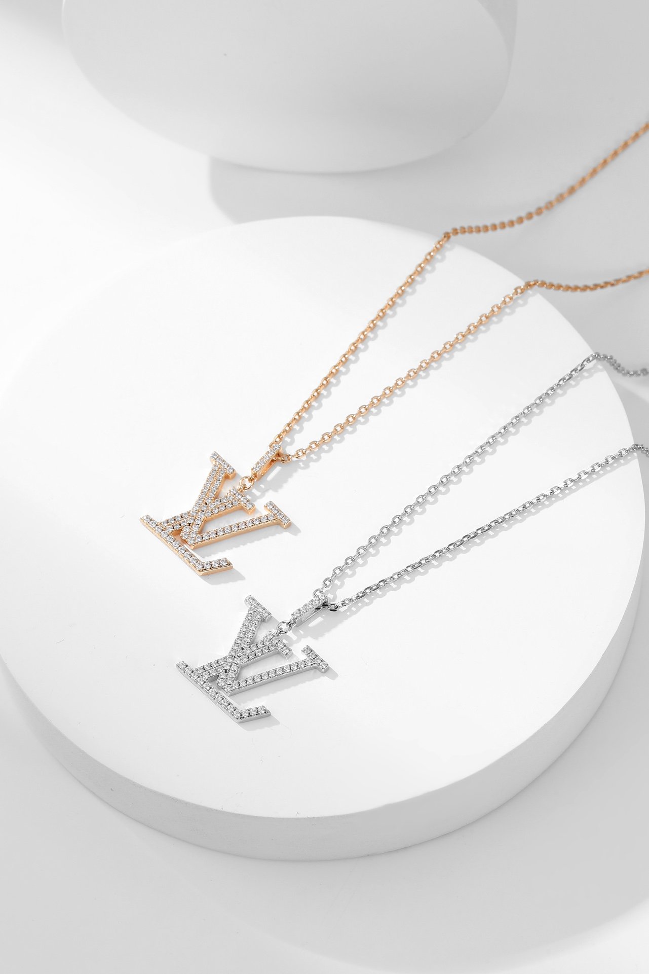 LV logo full diamond necklace