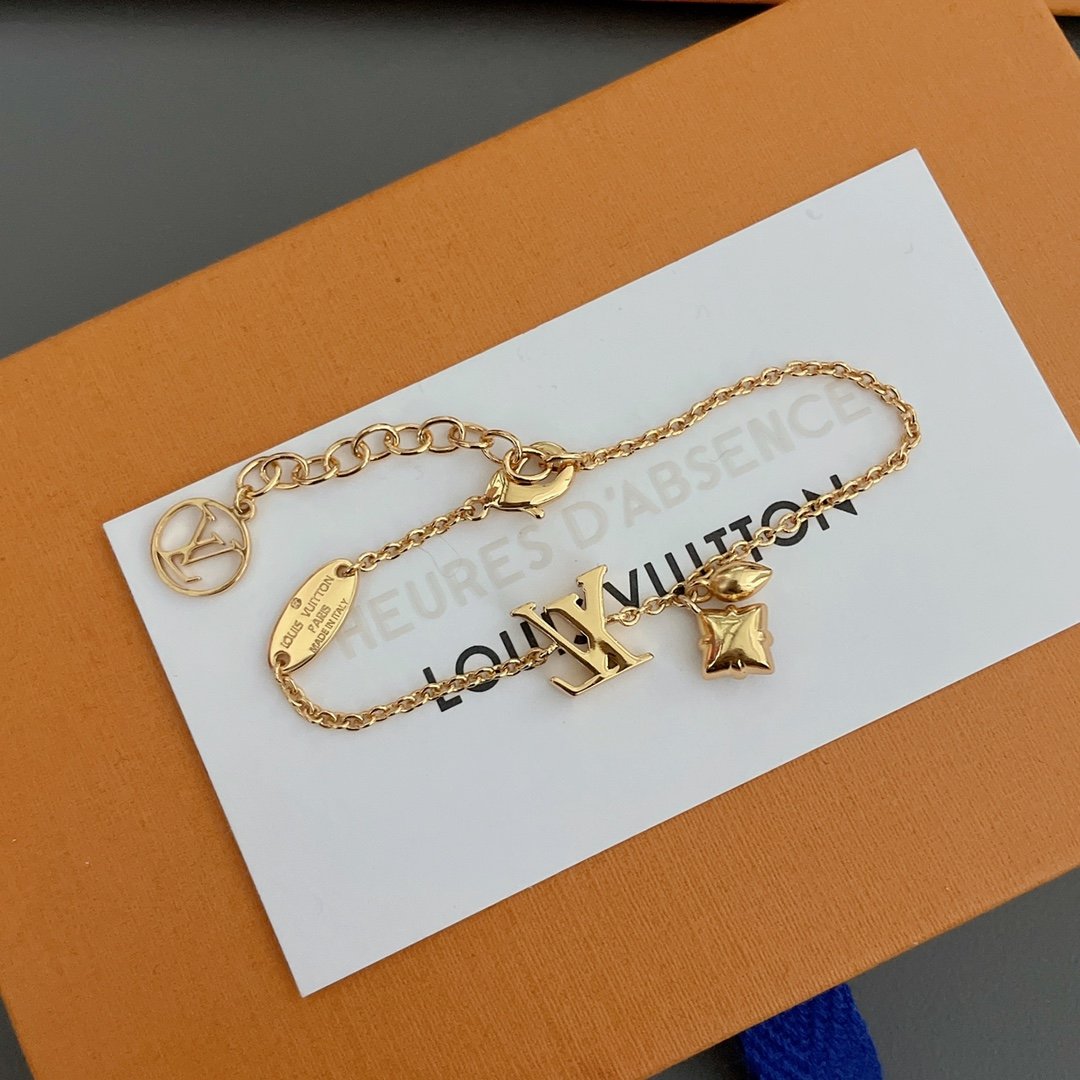 LV Pink Diamond Clover Necklace - Image 4