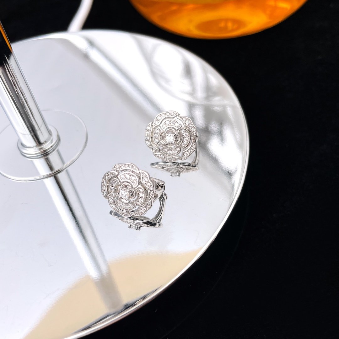 BOUTON DE CAMELIA Camellia Earrings - Image 11