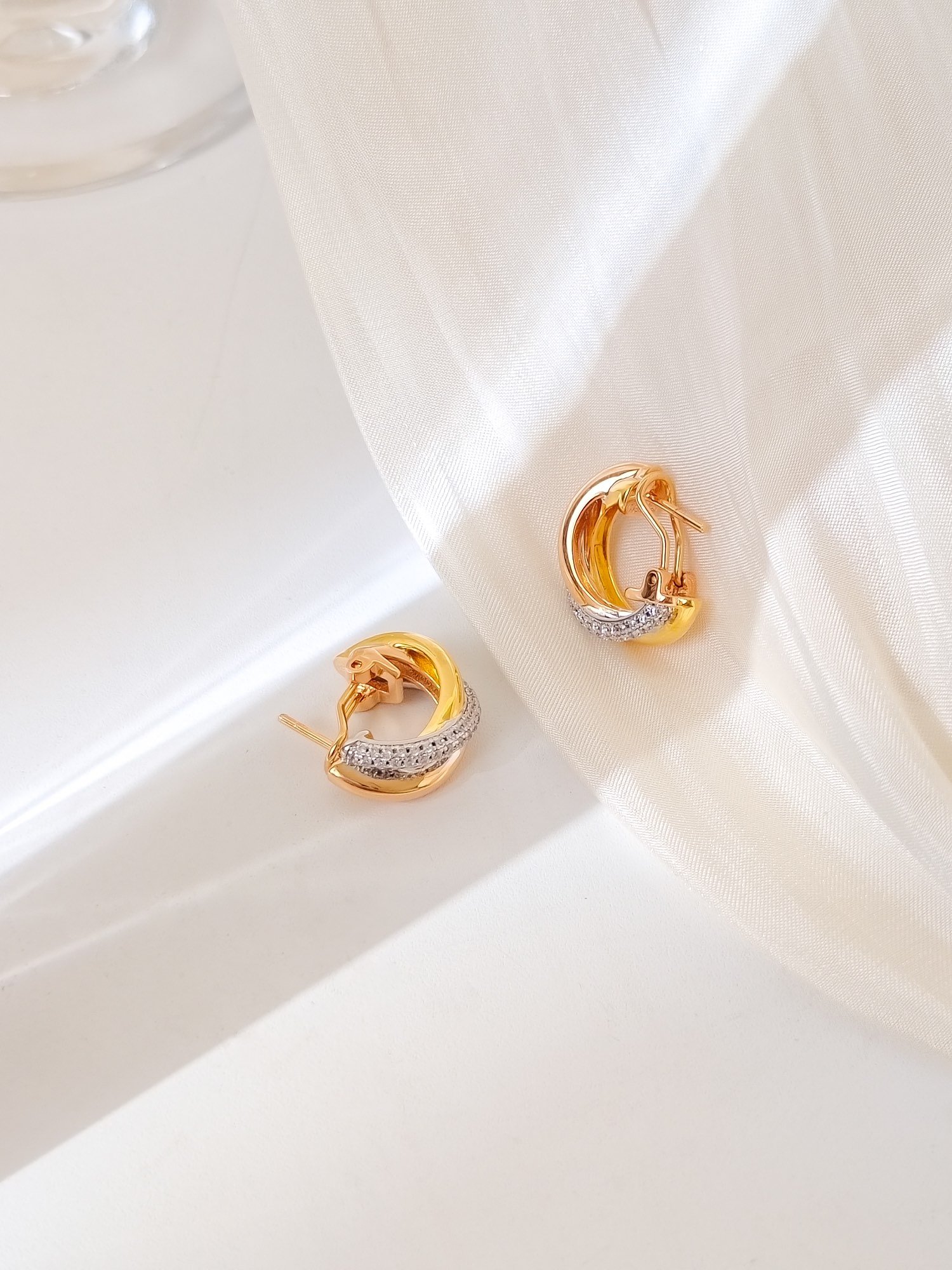 Trinity tricolor earrings with diamonds - Image 8